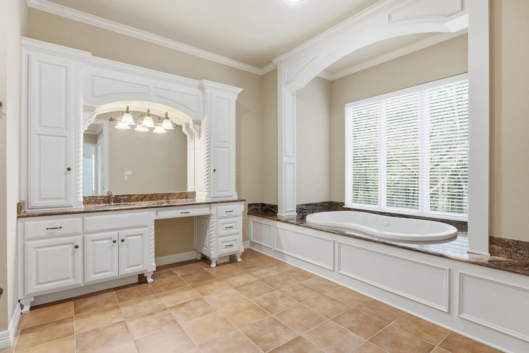 Single Family Residence For Sale in Smith County , 3814 Brighton Creek Circle, Tyler, Texas 75707, 4 Bedroom, 6 Bathroom, 4 Garage spaces, 5,800 Sqft, built in 2007, mls#21383432, Real Estate Agent in Tyler, Homes For Sale in Smith county, Homes For Sale in Tyler, Realtor in Tyler Texas, Real Estate Brokerage Independent Realty Texas, Luminita Cordes Realtor