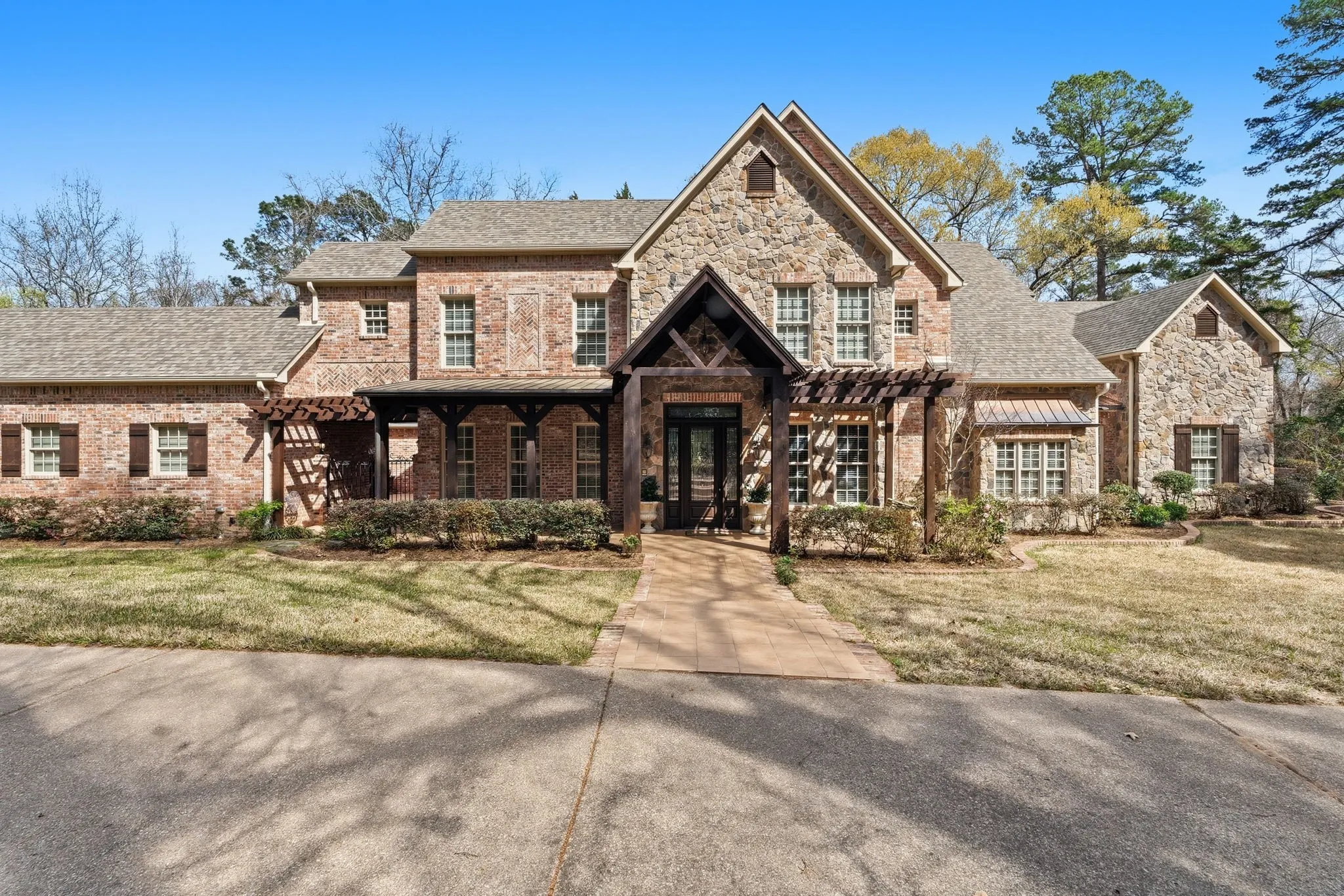 Single Family Residence For Sale in Smith County , 3814 Brighton Creek Circle, Tyler, Texas 75707, 4 Bedroom, 6 Bathroom, 4 Garage spaces, 5,800 Sqft, built in 2007, mls#21383432, Real Estate Agent in Tyler, Homes For Sale in Smith county, Homes For Sale in Tyler, Realtor in Tyler Texas, Real Estate Brokerage Independent Realty Texas, Luminita Cordes Realtor