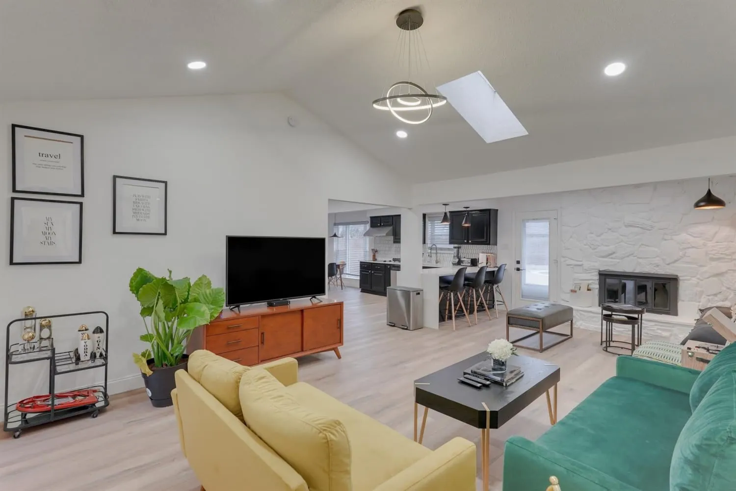 Single Family Residence For Rent in Tarrant County , 6048 Holiday Lane, North Richland Hills, Texas 76180, 4 Bedroom, 3 Bathroom, 1 Garage spaces, 1,342 Sqft, built in 1972, mls#21189178, Real Estate Agent in North Richland Hills, Homes For Rent in Tarrant county, Homes For Rent in North Richland Hills, Realtor in North Richland Hills Texas, Real Estate Brokerage Independent Realty Texas, Luminita Cordes Realtor