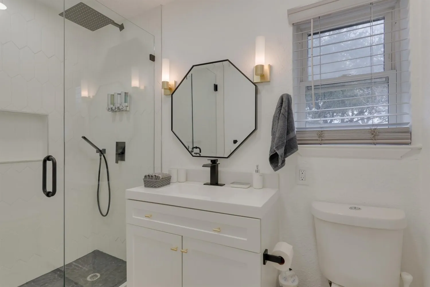 Single Family Residence For Rent in Tarrant County , 6048 Holiday Lane, North Richland Hills, Texas 76180, 4 Bedroom, 3 Bathroom, 1 Garage spaces, 1,342 Sqft, built in 1972, mls#21189178, Real Estate Agent in North Richland Hills, Homes For Rent in Tarrant county, Homes For Rent in North Richland Hills, Realtor in North Richland Hills Texas, Real Estate Brokerage Independent Realty Texas, Luminita Cordes Realtor