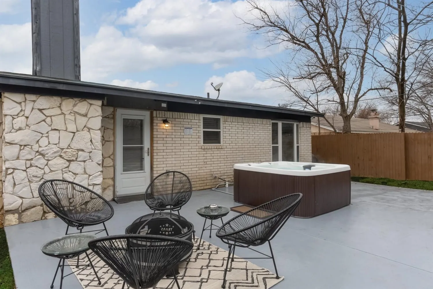 Single Family Residence For Rent in Tarrant County , 6048 Holiday Lane, North Richland Hills, Texas 76180, 4 Bedroom, 3 Bathroom, 1 Garage spaces, 1,342 Sqft, built in 1972, mls#21189178, Real Estate Agent in North Richland Hills, Homes For Rent in Tarrant county, Homes For Rent in North Richland Hills, Realtor in North Richland Hills Texas, Real Estate Brokerage Independent Realty Texas, Luminita Cordes Realtor