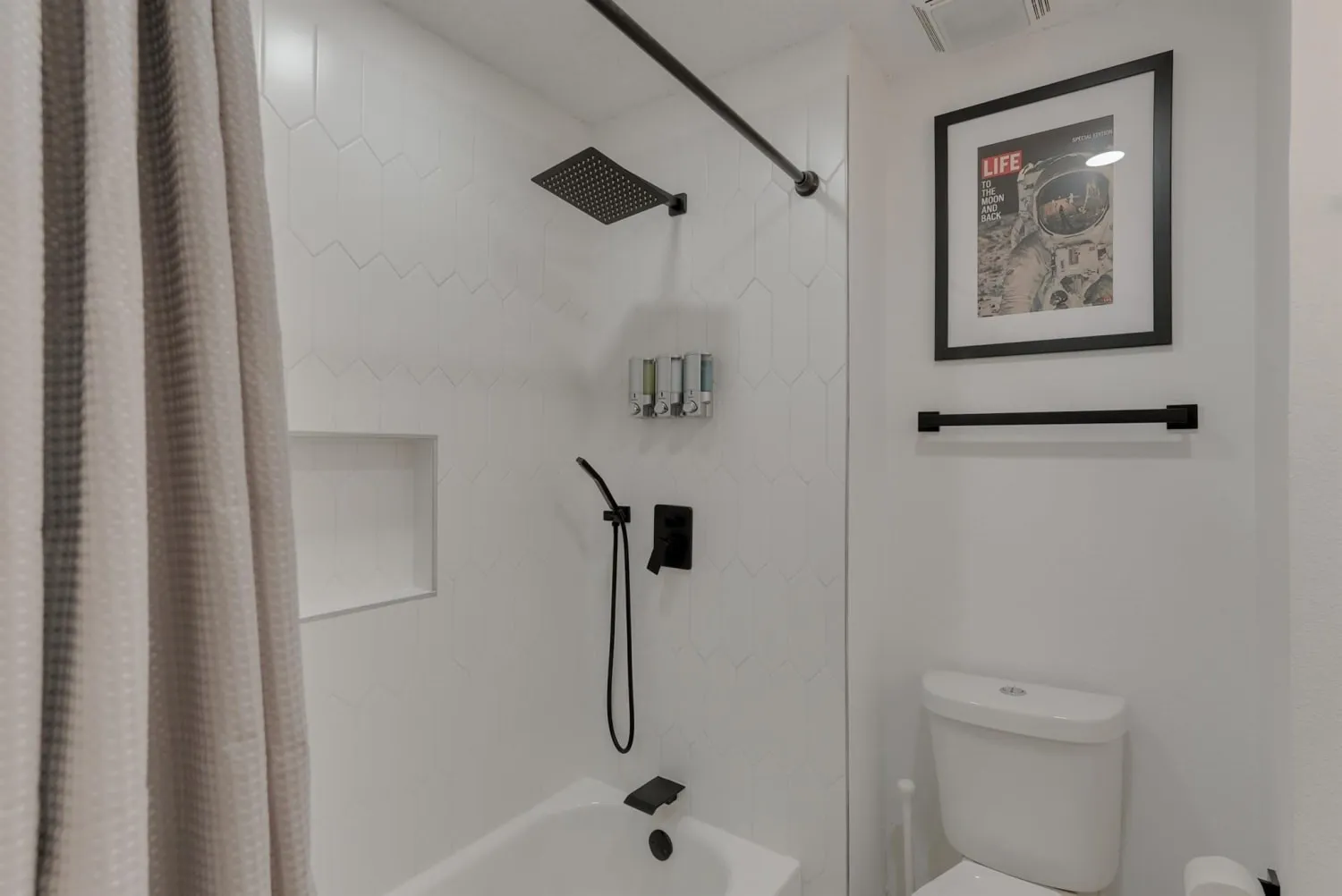 Single Family Residence For Rent in Tarrant County , 6048 Holiday Lane, North Richland Hills, Texas 76180, 4 Bedroom, 3 Bathroom, 1 Garage spaces, 1,342 Sqft, built in 1972, mls#21189178, Real Estate Agent in North Richland Hills, Homes For Rent in Tarrant county, Homes For Rent in North Richland Hills, Realtor in North Richland Hills Texas, Real Estate Brokerage Independent Realty Texas, Luminita Cordes Realtor