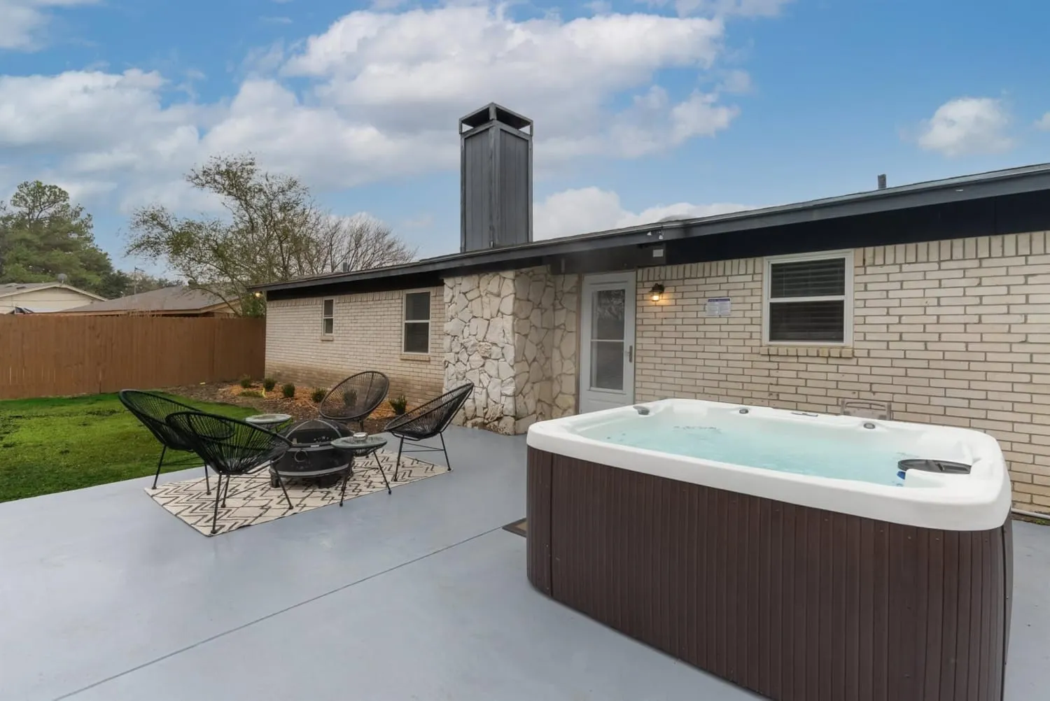 Single Family Residence For Rent in Tarrant County , 6048 Holiday Lane, North Richland Hills, Texas 76180, 4 Bedroom, 3 Bathroom, 1 Garage spaces, 1,342 Sqft, built in 1972, mls#21189178, Real Estate Agent in North Richland Hills, Homes For Rent in Tarrant county, Homes For Rent in North Richland Hills, Realtor in North Richland Hills Texas, Real Estate Brokerage Independent Realty Texas, Luminita Cordes Realtor