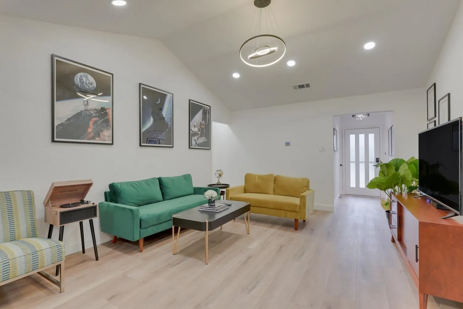 Single Family Residence For Rent in Tarrant County , 6048 Holiday Lane, North Richland Hills, Texas 76180, 4 Bedroom, 3 Bathroom, 1 Garage spaces, 1,342 Sqft, built in 1972, mls#21189178, Real Estate Agent in North Richland Hills, Homes For Rent in Tarrant county, Homes For Rent in North Richland Hills, Realtor in North Richland Hills Texas, Real Estate Brokerage Independent Realty Texas, Luminita Cordes Realtor