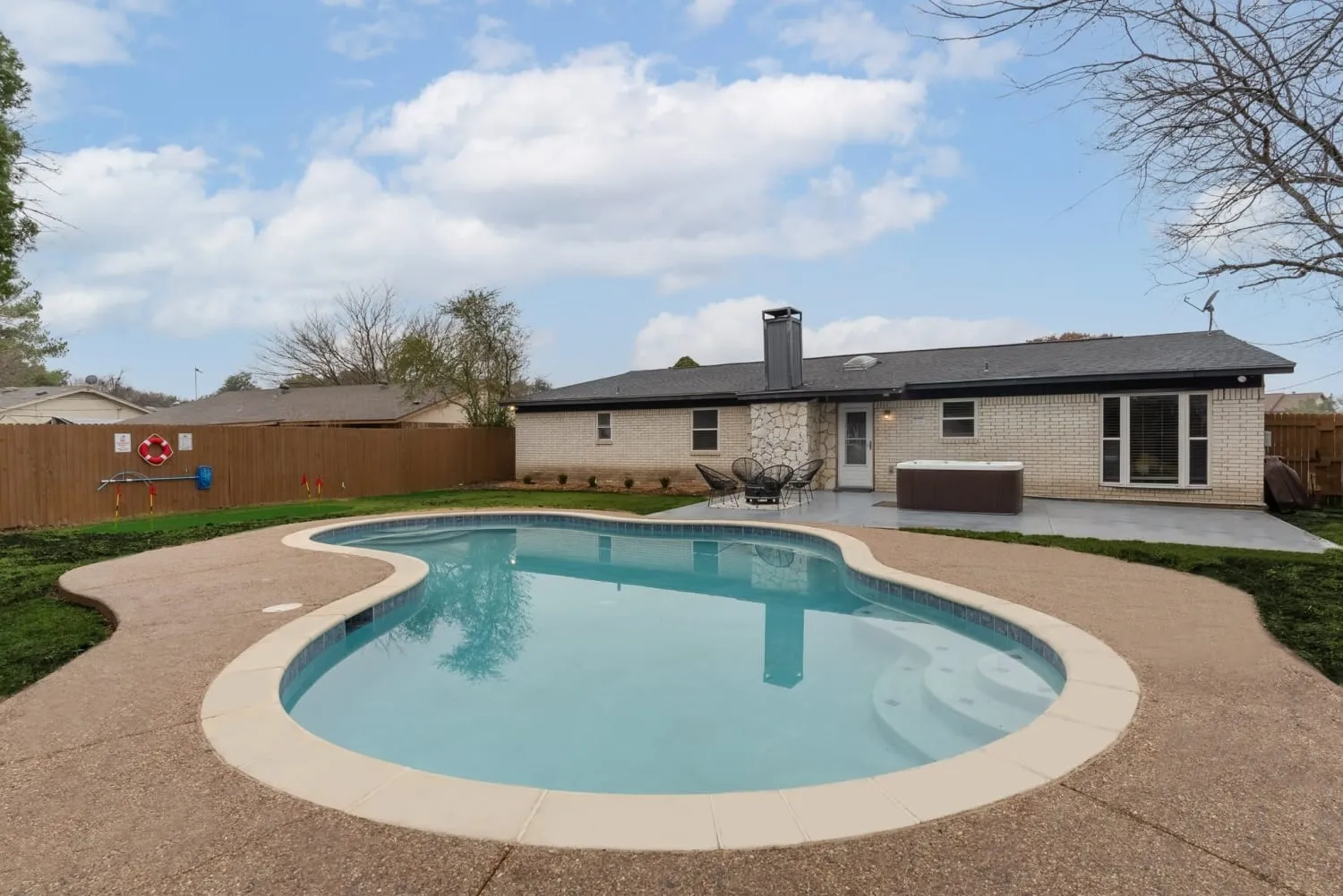 Single Family Residence For Rent in Tarrant County , 6048 Holiday Lane, North Richland Hills, Texas 76180, 4 Bedroom, 3 Bathroom, 1 Garage spaces, 1,342 Sqft, built in 1972, mls#21189178, Real Estate Agent in North Richland Hills, Homes For Rent in Tarrant county, Homes For Rent in North Richland Hills, Realtor in North Richland Hills Texas, Real Estate Brokerage Independent Realty Texas, Luminita Cordes Realtor