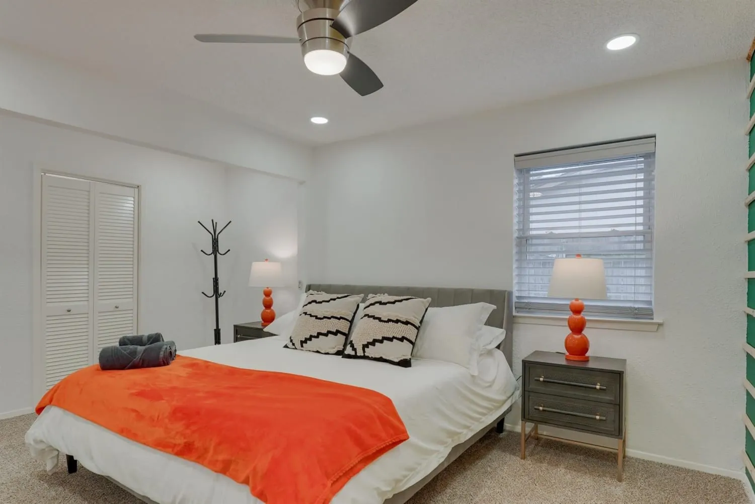 Single Family Residence For Rent in Tarrant County , 6048 Holiday Lane, North Richland Hills, Texas 76180, 4 Bedroom, 3 Bathroom, 1 Garage spaces, 1,342 Sqft, built in 1972, mls#21189178, Real Estate Agent in North Richland Hills, Homes For Rent in Tarrant county, Homes For Rent in North Richland Hills, Realtor in North Richland Hills Texas, Real Estate Brokerage Independent Realty Texas, Luminita Cordes Realtor