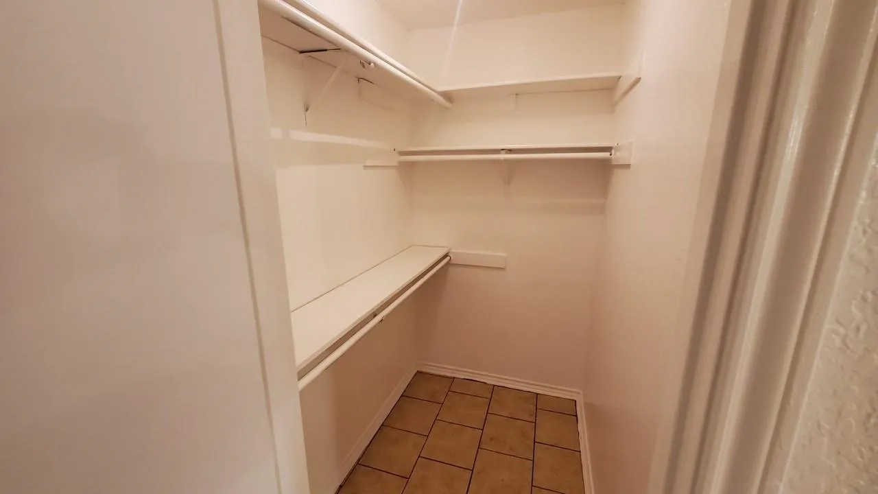 walk in closet (For 3427 Republic)
