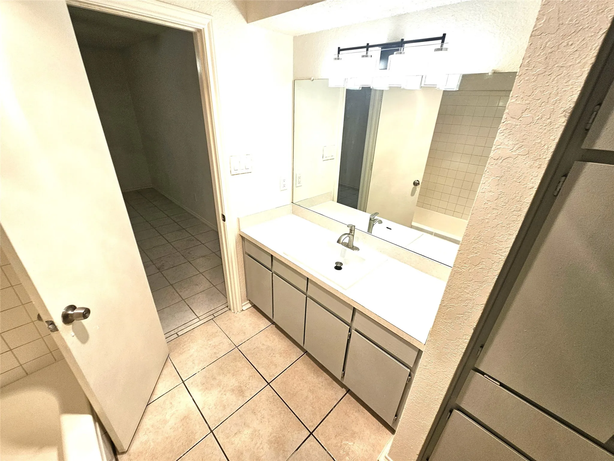 Full master bathroom (#1). (3425 Republic)