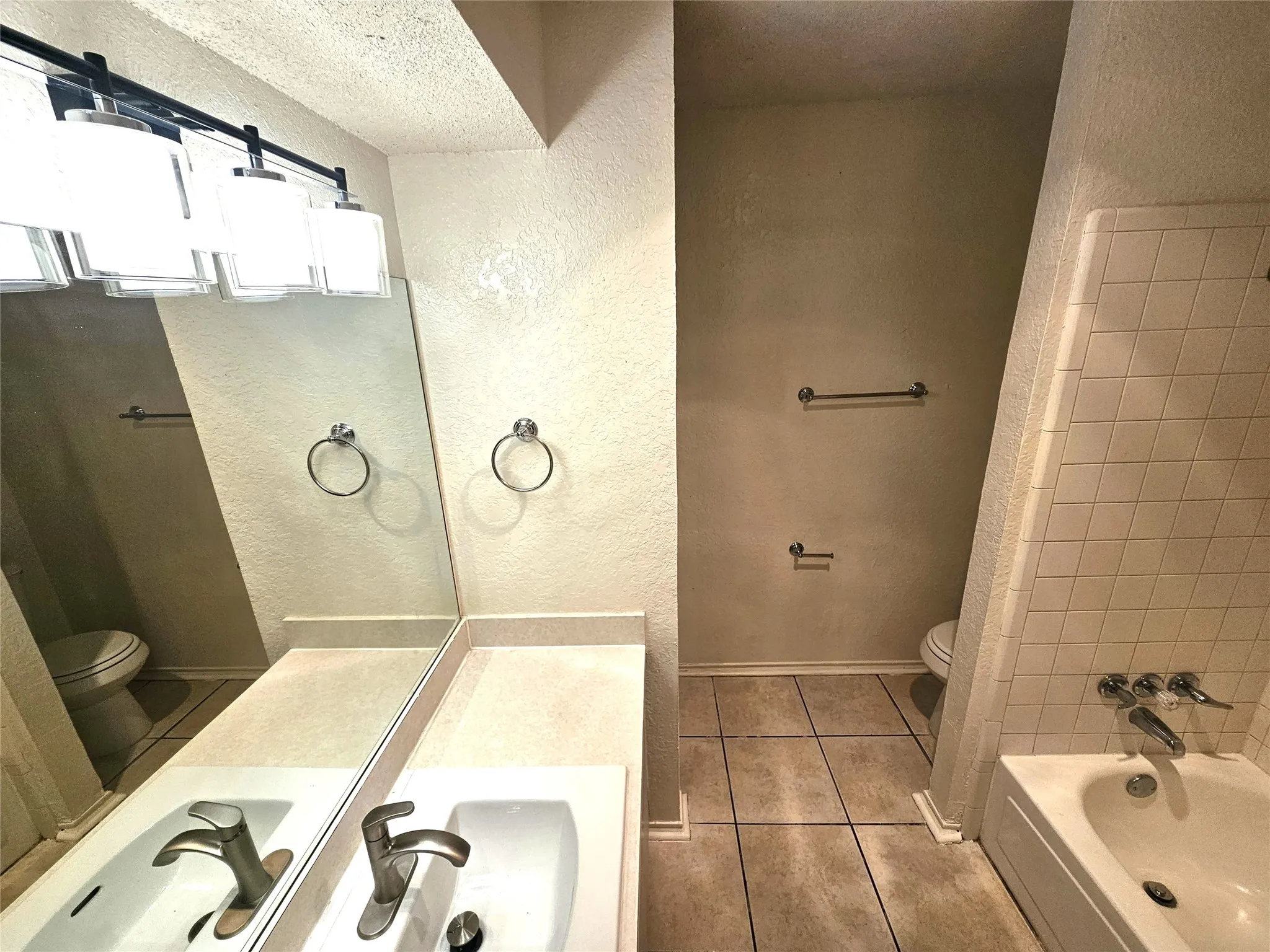 Full master bathroom (#1). (3425 Republic)