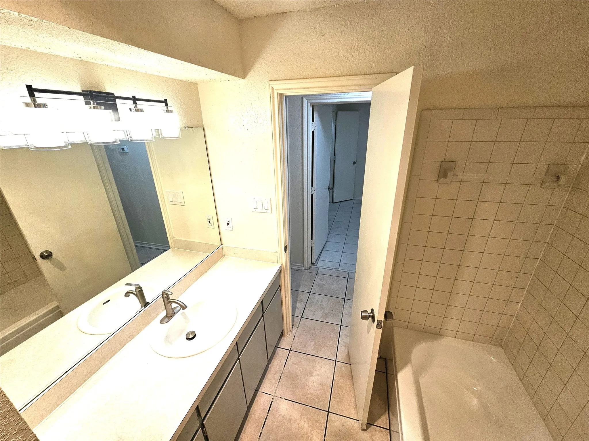 Full bathroom #2 (shared by 2 other bedrooms). (3425 Republic)