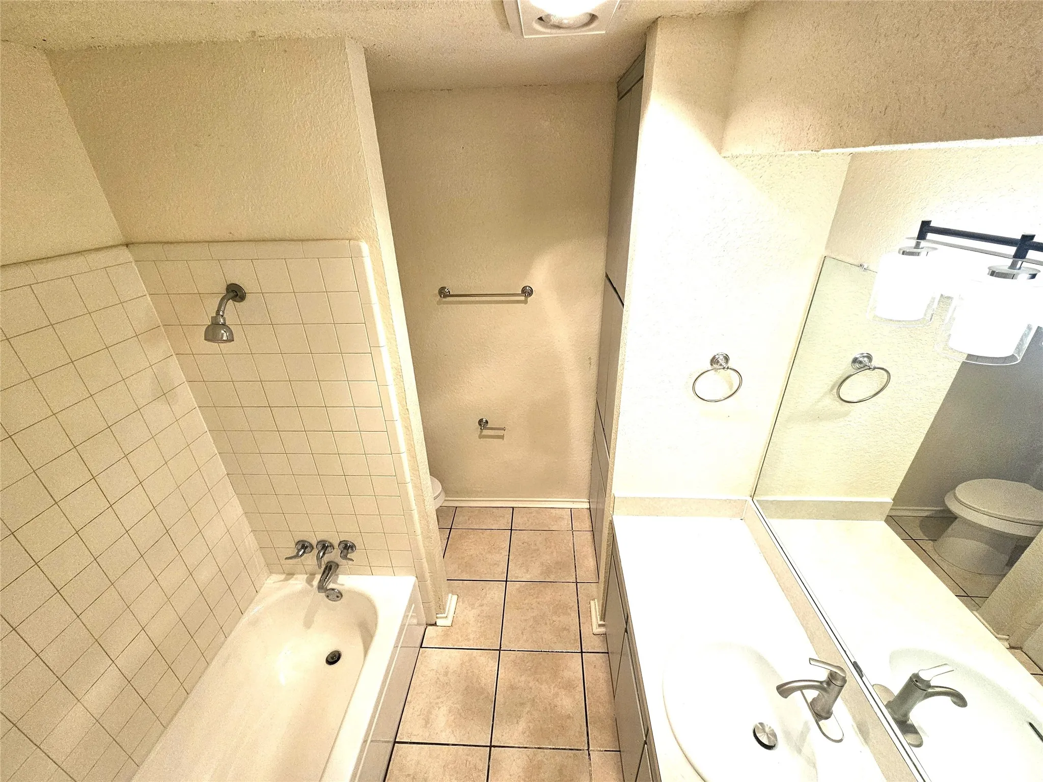 Full bathroom #2 (shared by 2 other bedrooms). (3425 Republic)