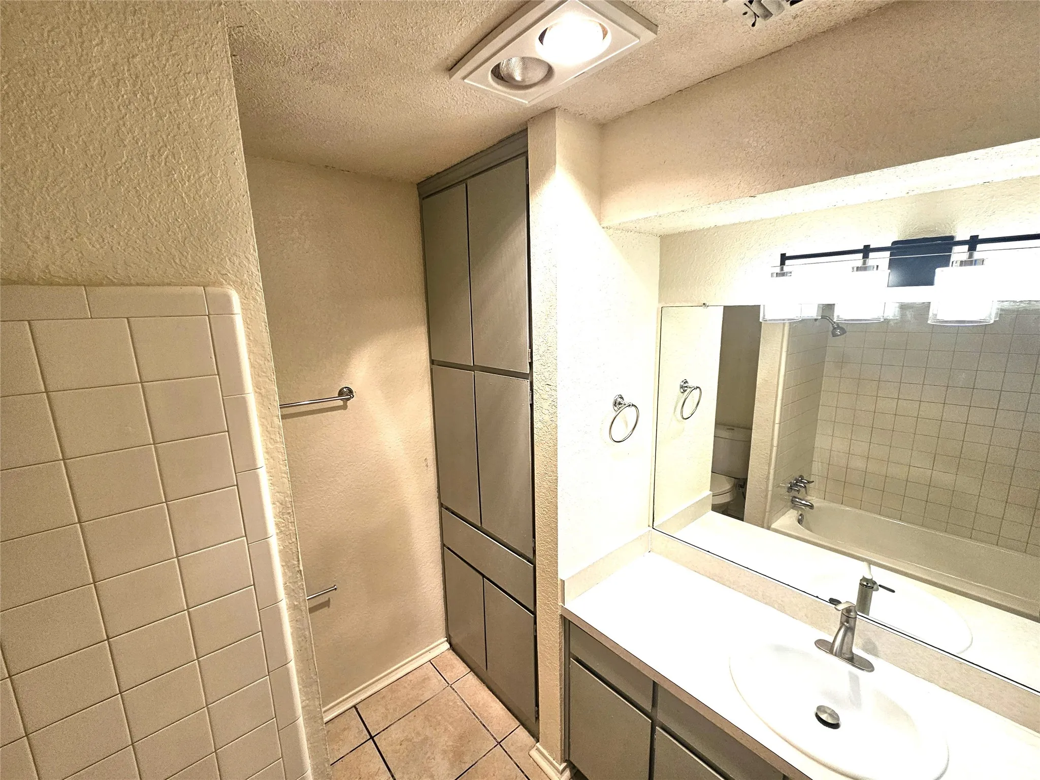 Full bathroom #2 (shared by 2 other bedrooms). (3425 Republic)