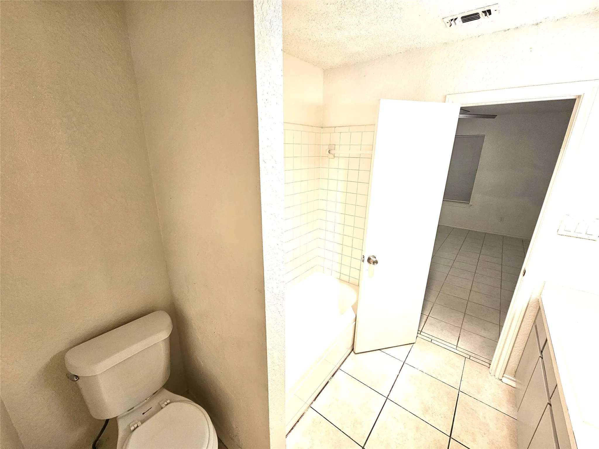 Full master bathroom (#1). (3425 Republic)