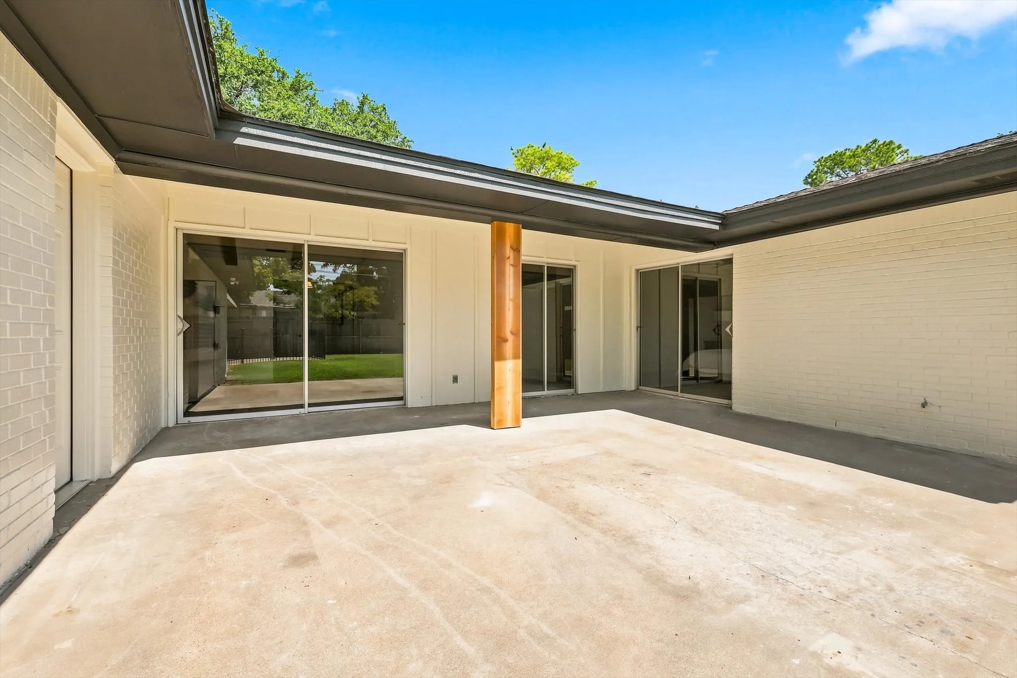 Single Family Residence For Sale in Tarrant County , 305 Brookview Drive, Hurst, Texas 76054, 4 Bedroom, 3 Bathroom, 2 Garage spaces, 2,437 Sqft, built in 1963, mls#21382020, Real Estate Agent in Hurst, Homes For Sale in Tarrant county, Homes For Sale in Hurst, Realtor in Hurst Texas, Real Estate Brokerage Independent Realty Texas, Luminita Cordes Realtor