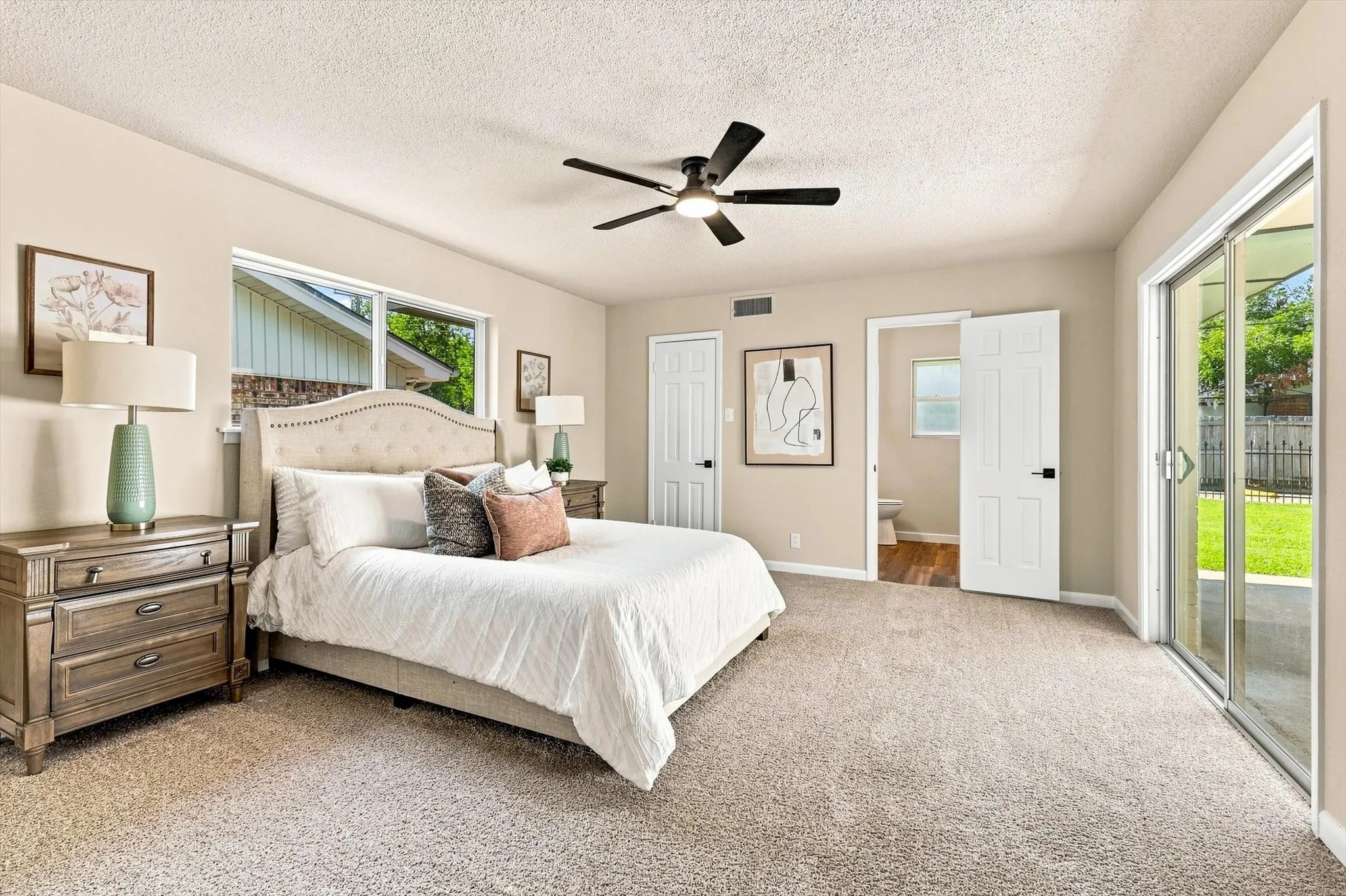 Single Family Residence For Sale in Tarrant County , 305 Brookview Drive, Hurst, Texas 76054, 4 Bedroom, 3 Bathroom, 2 Garage spaces, 2,437 Sqft, built in 1963, mls#21382020, Real Estate Agent in Hurst, Homes For Sale in Tarrant county, Homes For Sale in Hurst, Realtor in Hurst Texas, Real Estate Brokerage Independent Realty Texas, Luminita Cordes Realtor
