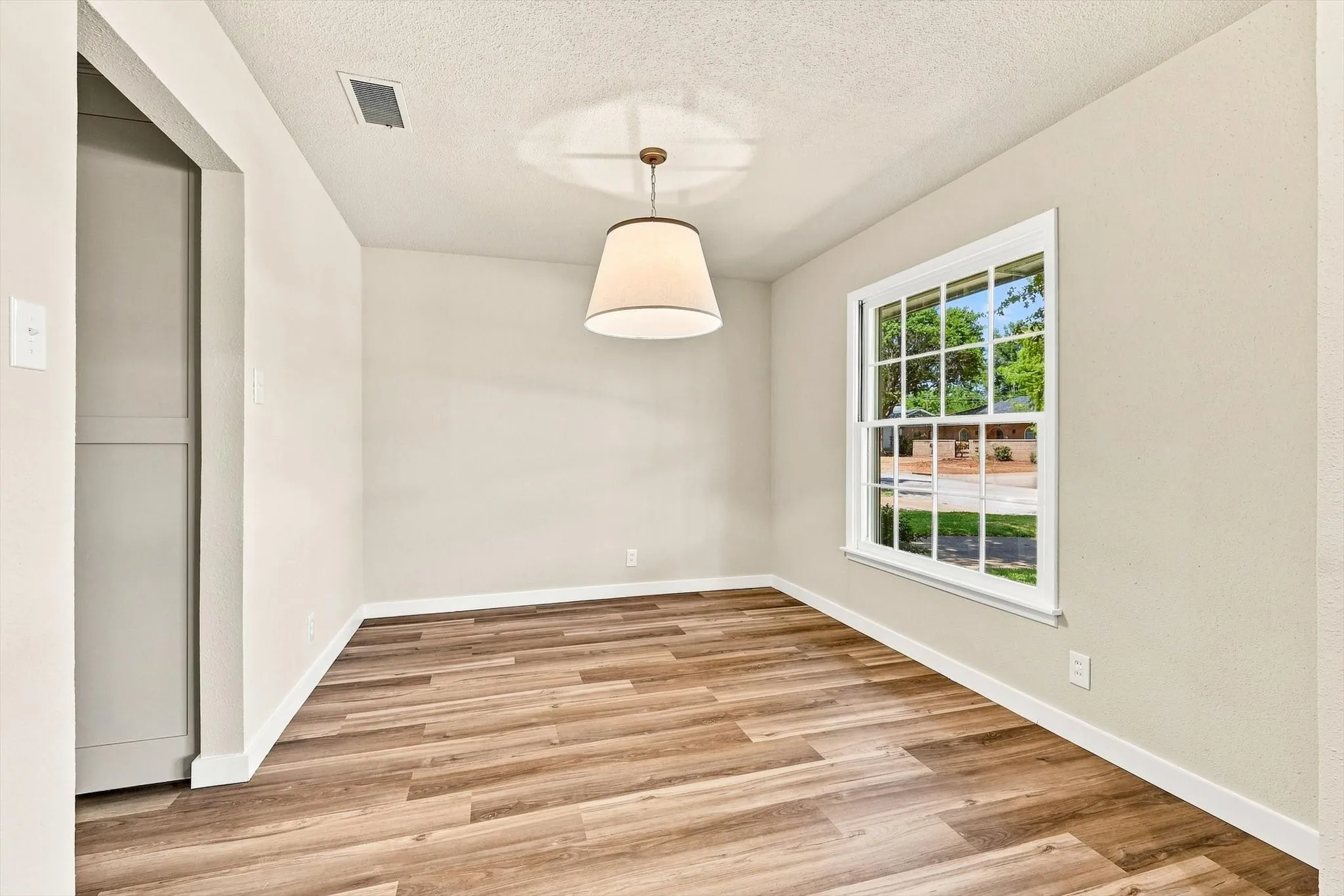 Single Family Residence For Sale in Tarrant County , 305 Brookview Drive, Hurst, Texas 76054, 4 Bedroom, 3 Bathroom, 2 Garage spaces, 2,437 Sqft, built in 1963, mls#21382020, Real Estate Agent in Hurst, Homes For Sale in Tarrant county, Homes For Sale in Hurst, Realtor in Hurst Texas, Real Estate Brokerage Independent Realty Texas, Luminita Cordes Realtor