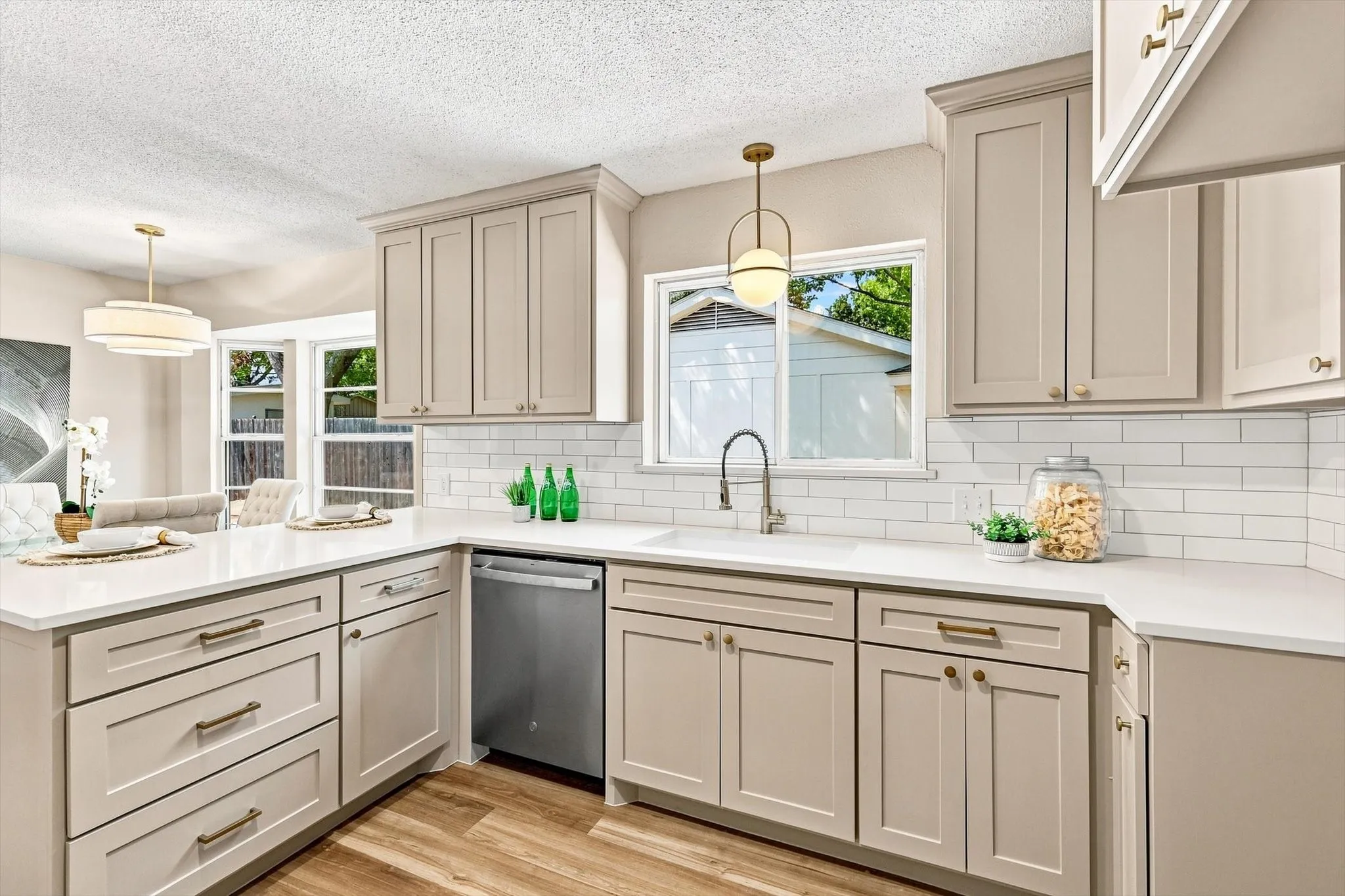 Single Family Residence For Sale in Tarrant County , 305 Brookview Drive, Hurst, Texas 76054, 4 Bedroom, 3 Bathroom, 2 Garage spaces, 2,437 Sqft, built in 1963, mls#21382020, Real Estate Agent in Hurst, Homes For Sale in Tarrant county, Homes For Sale in Hurst, Realtor in Hurst Texas, Real Estate Brokerage Independent Realty Texas, Luminita Cordes Realtor