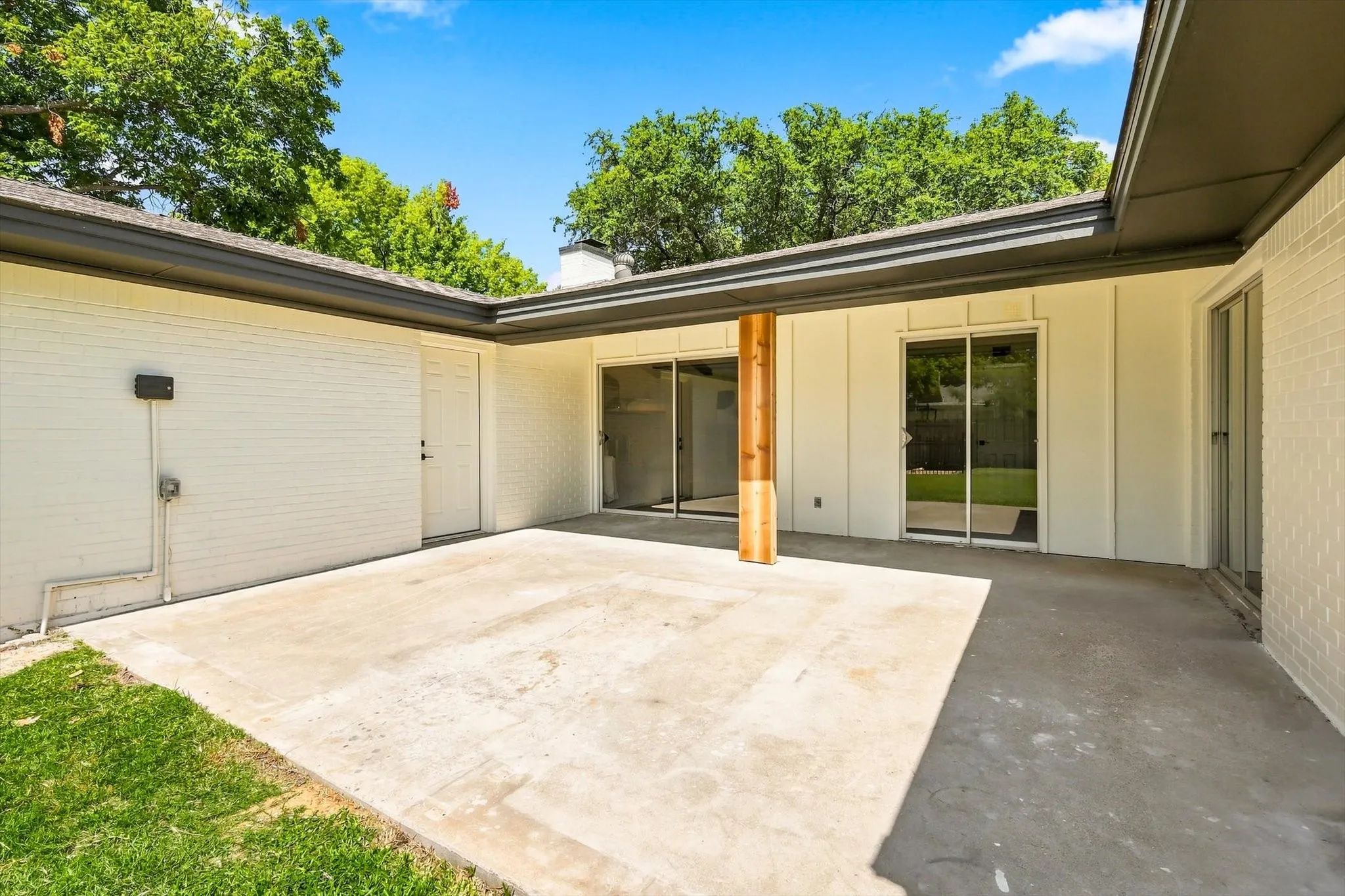 Single Family Residence For Sale in Tarrant County , 305 Brookview Drive, Hurst, Texas 76054, 4 Bedroom, 3 Bathroom, 2 Garage spaces, 2,437 Sqft, built in 1963, mls#21382020, Real Estate Agent in Hurst, Homes For Sale in Tarrant county, Homes For Sale in Hurst, Realtor in Hurst Texas, Real Estate Brokerage Independent Realty Texas, Luminita Cordes Realtor