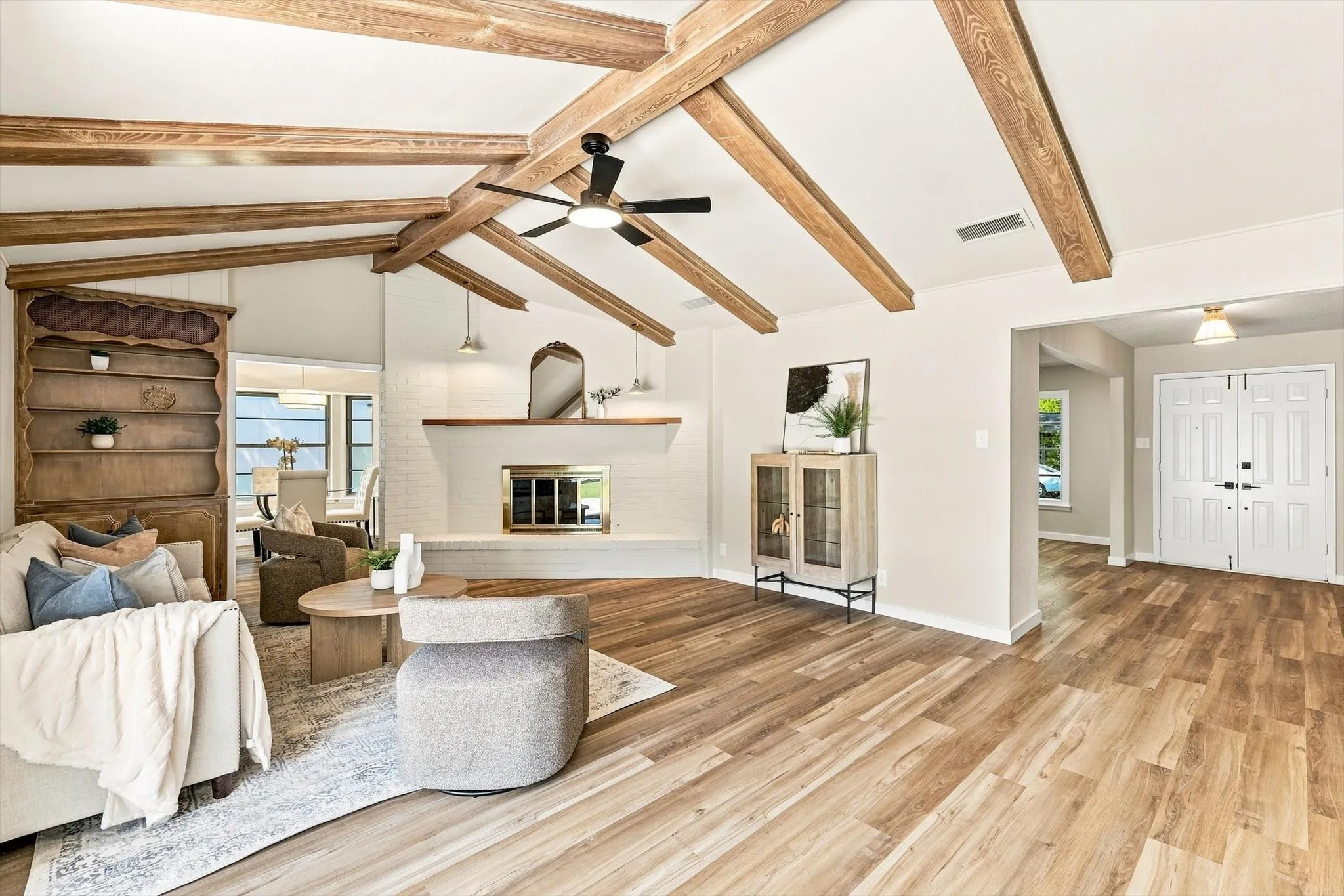 Single Family Residence For Sale in Tarrant County , 305 Brookview Drive, Hurst, Texas 76054, 4 Bedroom, 3 Bathroom, 2 Garage spaces, 2,437 Sqft, built in 1963, mls#21382020, Real Estate Agent in Hurst, Homes For Sale in Tarrant county, Homes For Sale in Hurst, Realtor in Hurst Texas, Real Estate Brokerage Independent Realty Texas, Luminita Cordes Realtor
