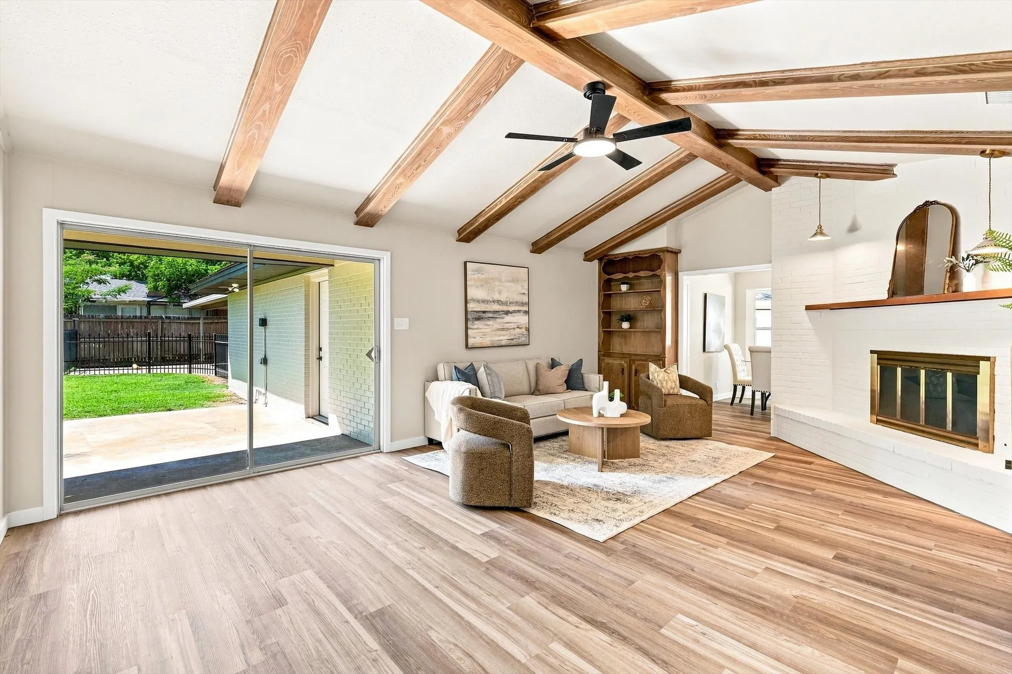 Single Family Residence For Sale in Tarrant County , 305 Brookview Drive, Hurst, Texas 76054, 4 Bedroom, 3 Bathroom, 2 Garage spaces, 2,437 Sqft, built in 1963, mls#21382020, Real Estate Agent in Hurst, Homes For Sale in Tarrant county, Homes For Sale in Hurst, Realtor in Hurst Texas, Real Estate Brokerage Independent Realty Texas, Luminita Cordes Realtor