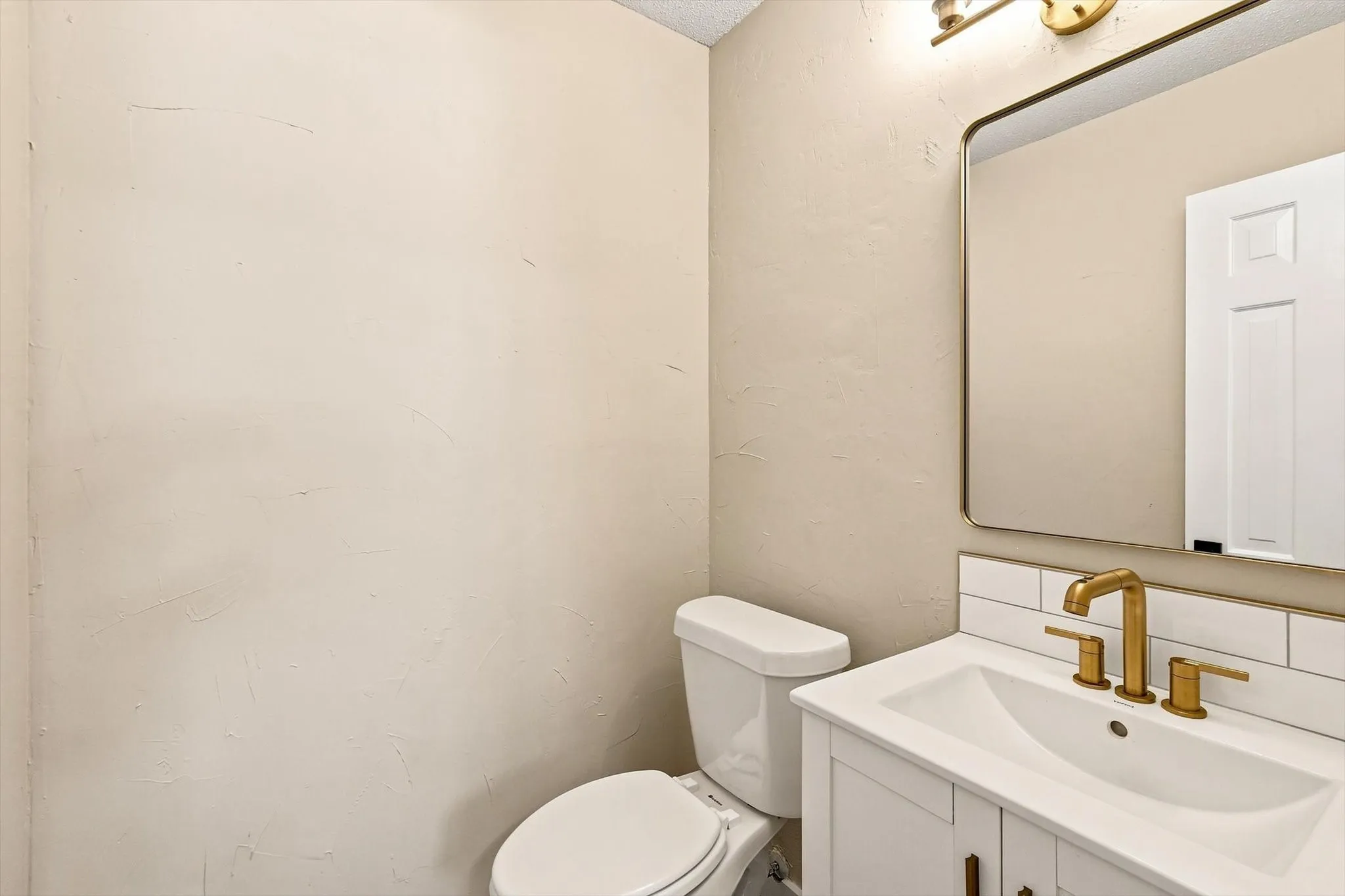 Single Family Residence For Sale in Tarrant County , 305 Brookview Drive, Hurst, Texas 76054, 4 Bedroom, 3 Bathroom, 2 Garage spaces, 2,437 Sqft, built in 1963, mls#21382020, Real Estate Agent in Hurst, Homes For Sale in Tarrant county, Homes For Sale in Hurst, Realtor in Hurst Texas, Real Estate Brokerage Independent Realty Texas, Luminita Cordes Realtor