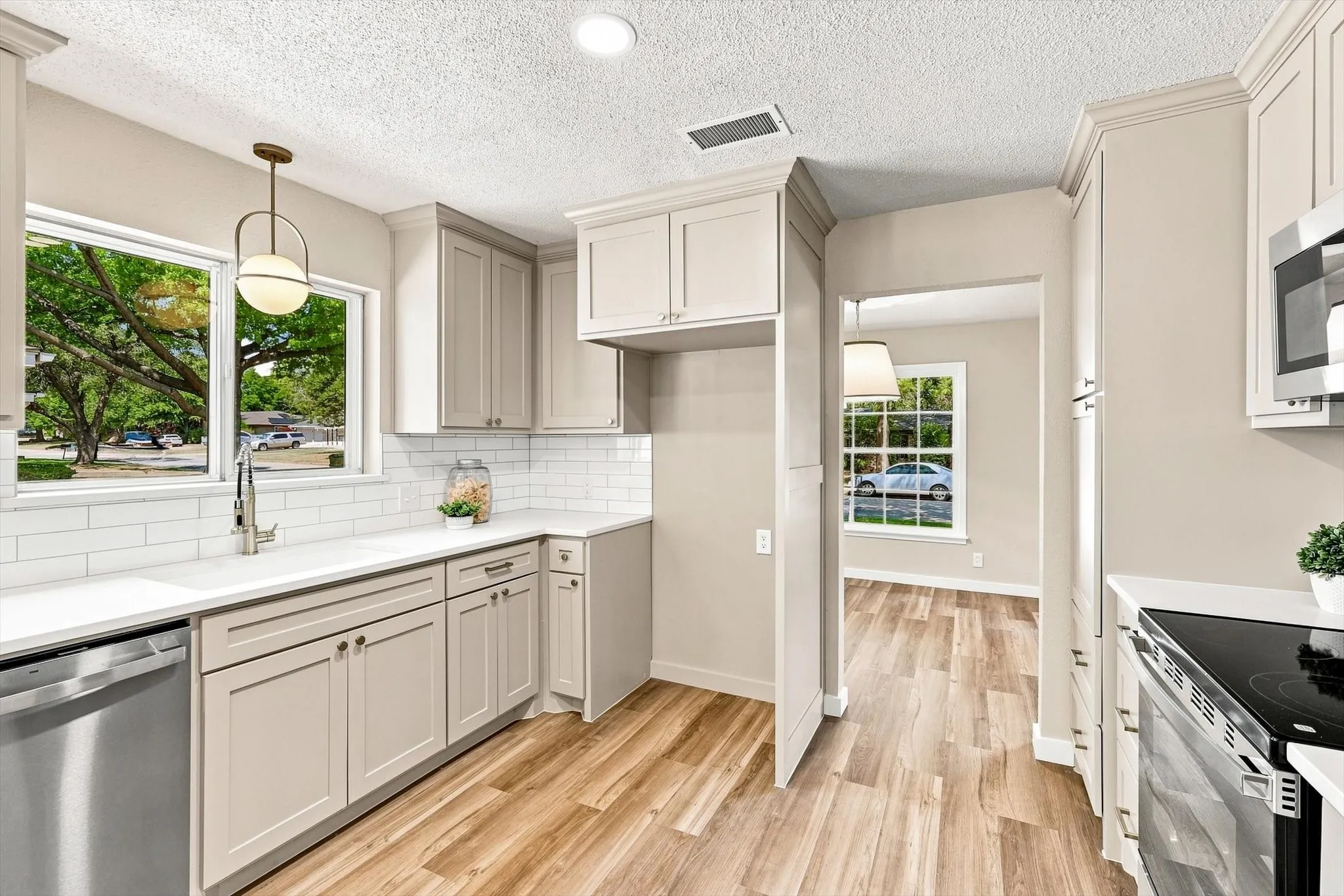 Single Family Residence For Sale in Tarrant County , 305 Brookview Drive, Hurst, Texas 76054, 4 Bedroom, 3 Bathroom, 2 Garage spaces, 2,437 Sqft, built in 1963, mls#21382020, Real Estate Agent in Hurst, Homes For Sale in Tarrant county, Homes For Sale in Hurst, Realtor in Hurst Texas, Real Estate Brokerage Independent Realty Texas, Luminita Cordes Realtor