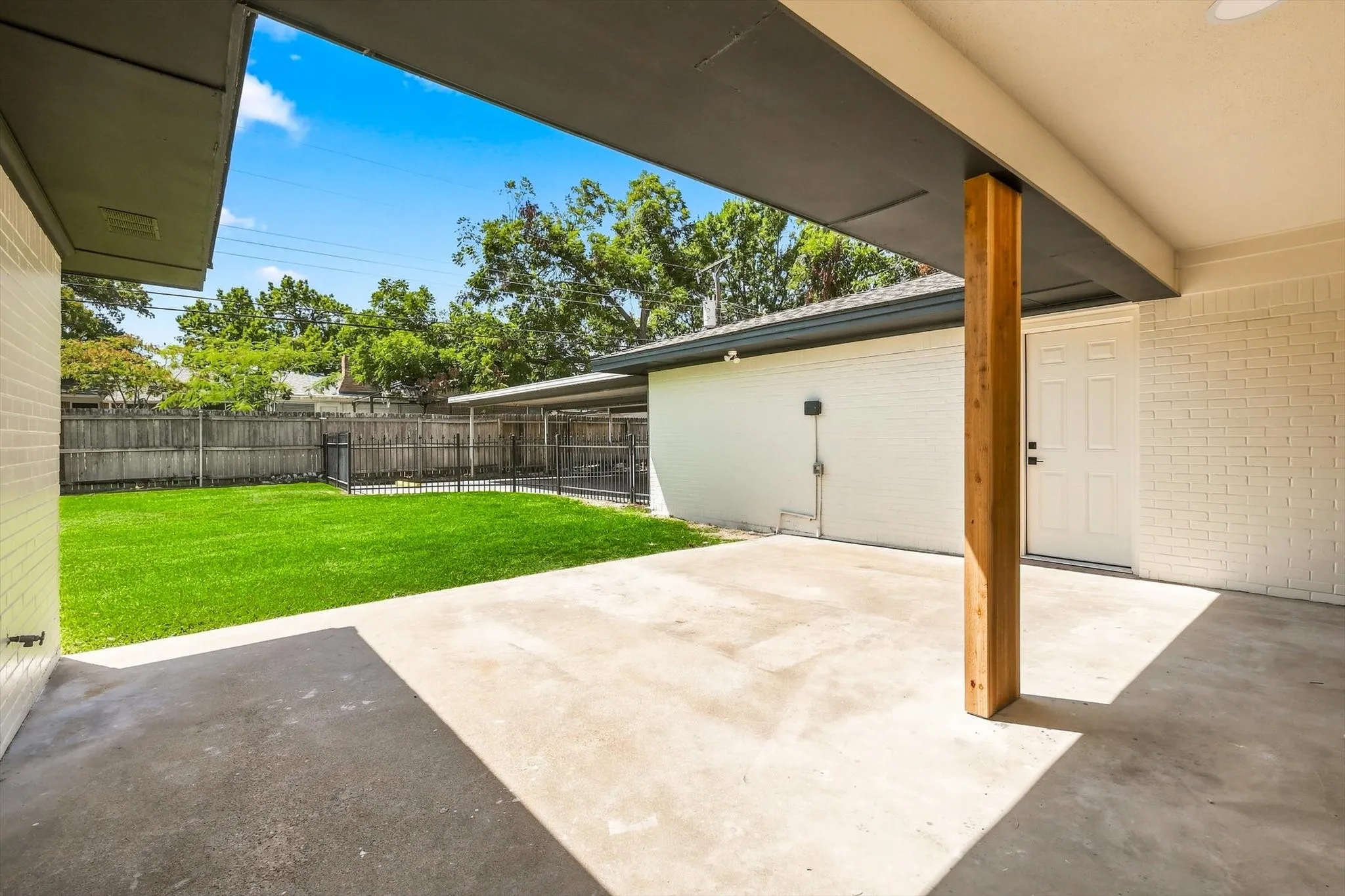 Single Family Residence For Sale in Tarrant County , 305 Brookview Drive, Hurst, Texas 76054, 4 Bedroom, 3 Bathroom, 2 Garage spaces, 2,437 Sqft, built in 1963, mls#21382020, Real Estate Agent in Hurst, Homes For Sale in Tarrant county, Homes For Sale in Hurst, Realtor in Hurst Texas, Real Estate Brokerage Independent Realty Texas, Luminita Cordes Realtor