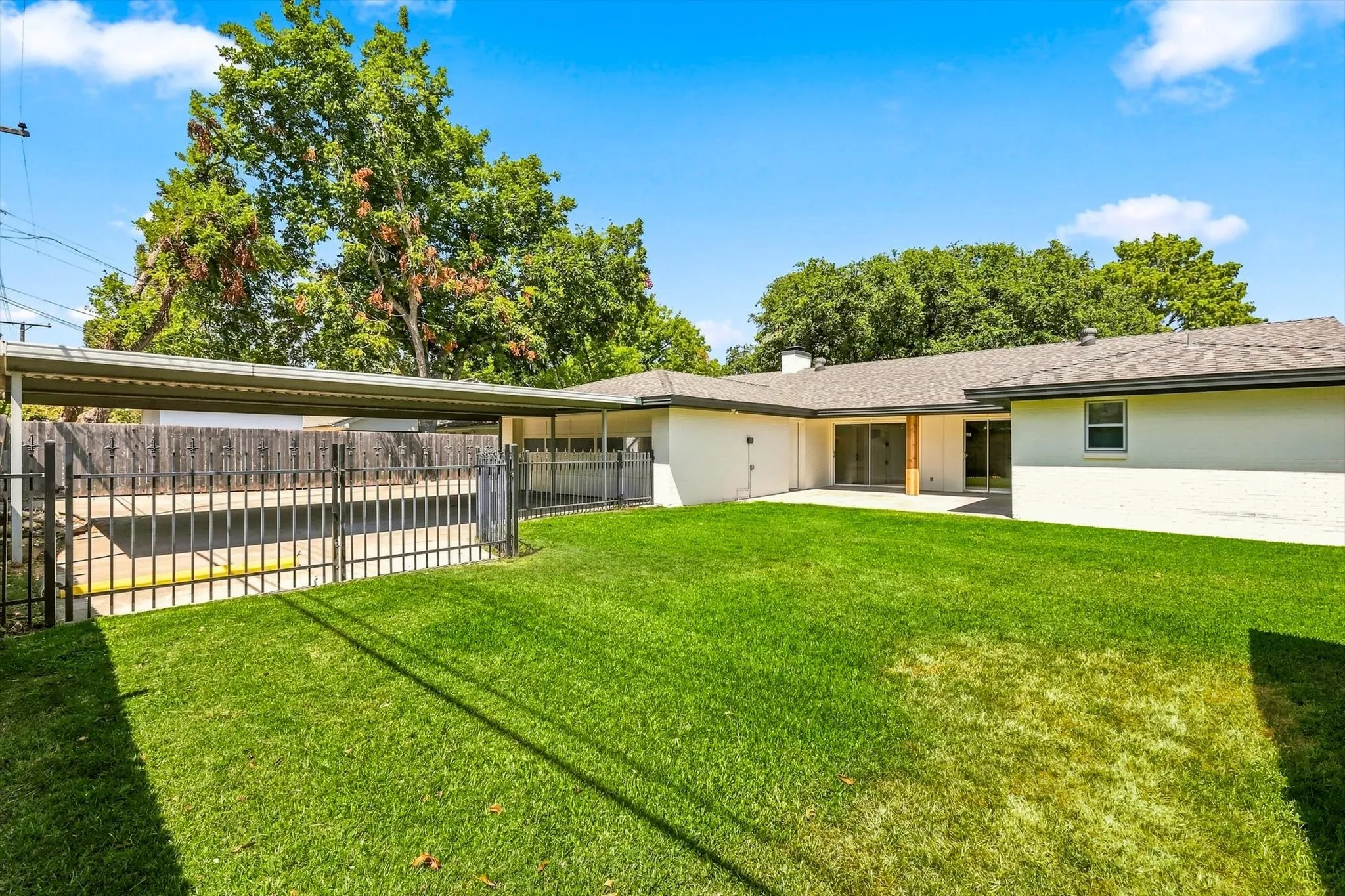 Single Family Residence For Sale in Tarrant County , 305 Brookview Drive, Hurst, Texas 76054, 4 Bedroom, 3 Bathroom, 2 Garage spaces, 2,437 Sqft, built in 1963, mls#21382020, Real Estate Agent in Hurst, Homes For Sale in Tarrant county, Homes For Sale in Hurst, Realtor in Hurst Texas, Real Estate Brokerage Independent Realty Texas, Luminita Cordes Realtor