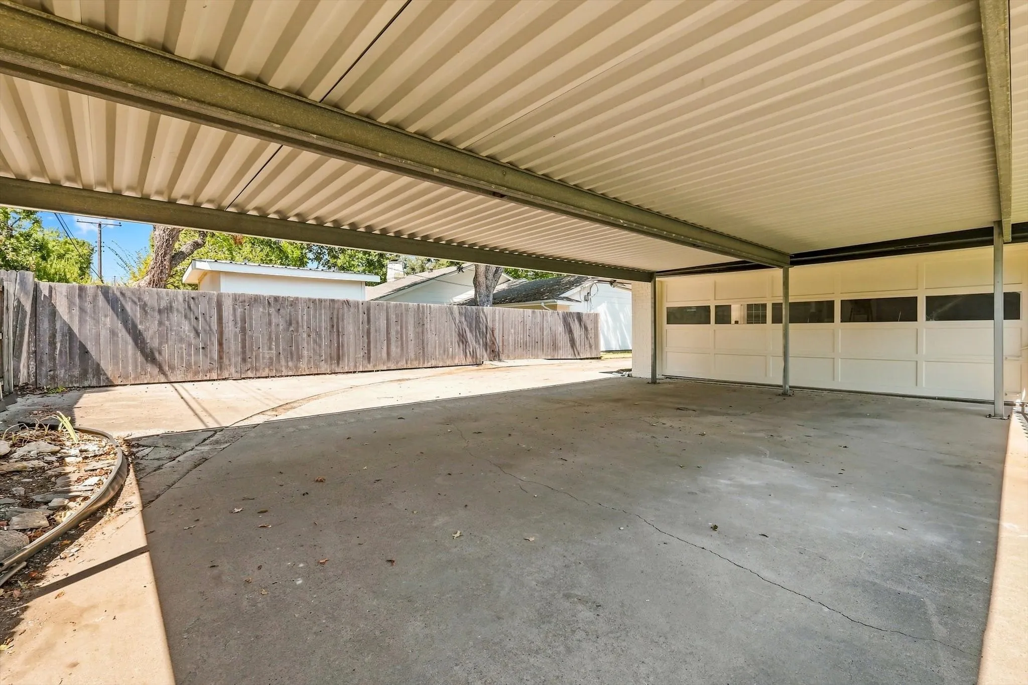 Single Family Residence For Sale in Tarrant County , 305 Brookview Drive, Hurst, Texas 76054, 4 Bedroom, 3 Bathroom, 2 Garage spaces, 2,437 Sqft, built in 1963, mls#21382020, Real Estate Agent in Hurst, Homes For Sale in Tarrant county, Homes For Sale in Hurst, Realtor in Hurst Texas, Real Estate Brokerage Independent Realty Texas, Luminita Cordes Realtor
