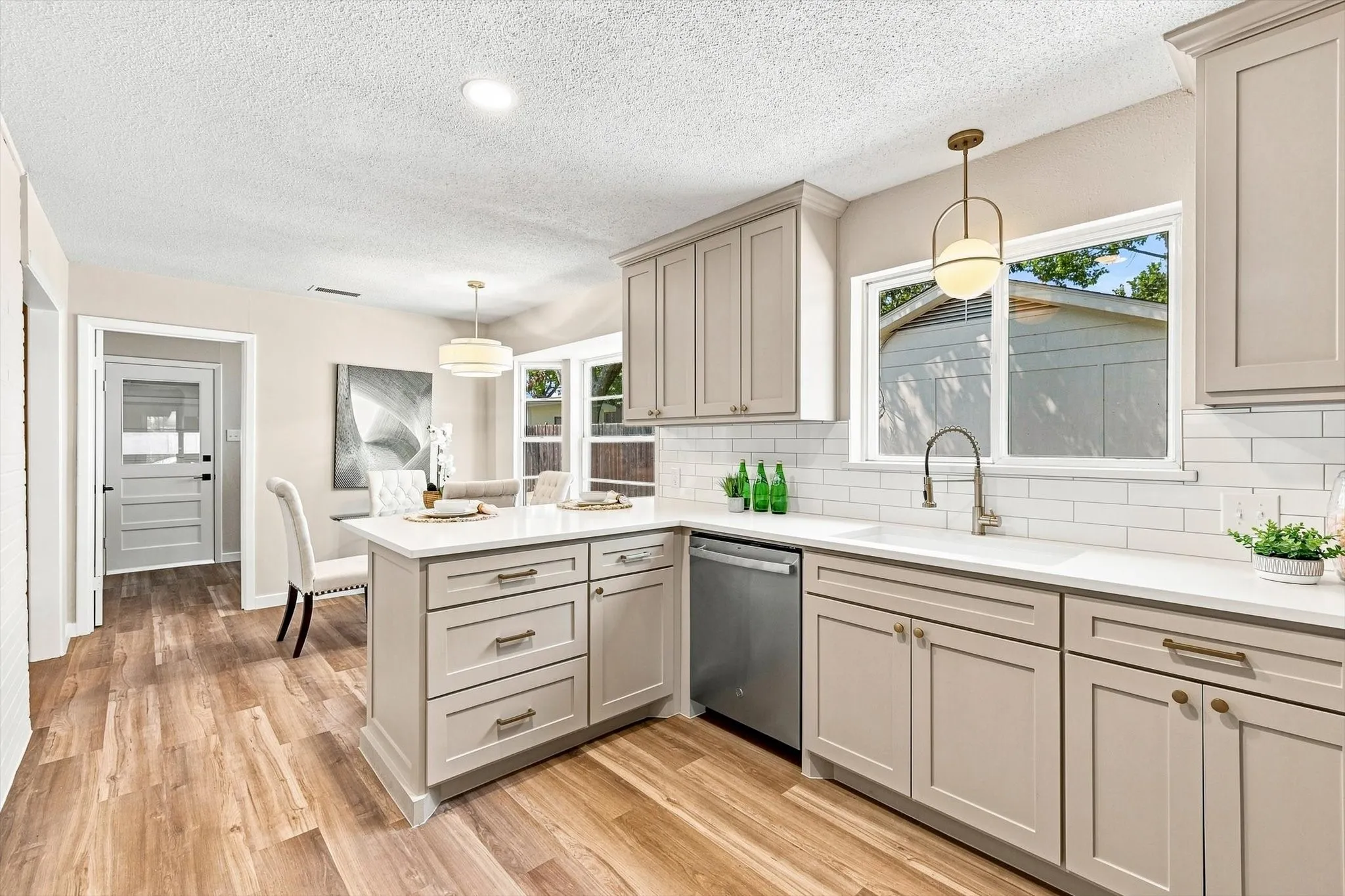 Single Family Residence For Sale in Tarrant County , 305 Brookview Drive, Hurst, Texas 76054, 4 Bedroom, 3 Bathroom, 2 Garage spaces, 2,437 Sqft, built in 1963, mls#21382020, Real Estate Agent in Hurst, Homes For Sale in Tarrant county, Homes For Sale in Hurst, Realtor in Hurst Texas, Real Estate Brokerage Independent Realty Texas, Luminita Cordes Realtor