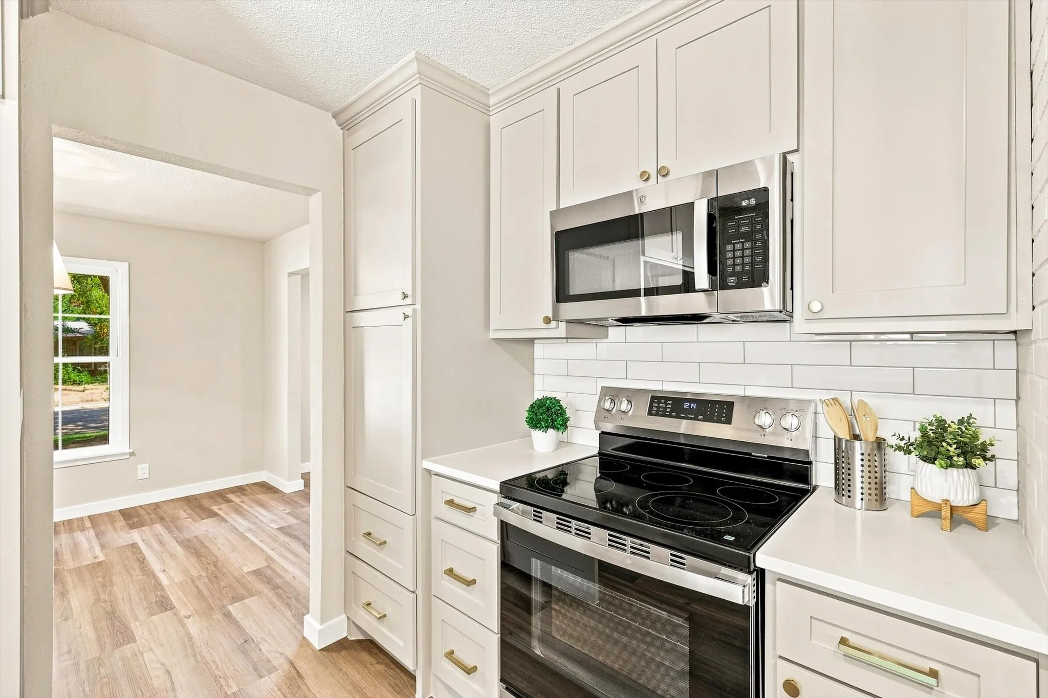 Single Family Residence For Sale in Tarrant County , 305 Brookview Drive, Hurst, Texas 76054, 4 Bedroom, 3 Bathroom, 2 Garage spaces, 2,437 Sqft, built in 1963, mls#21382020, Real Estate Agent in Hurst, Homes For Sale in Tarrant county, Homes For Sale in Hurst, Realtor in Hurst Texas, Real Estate Brokerage Independent Realty Texas, Luminita Cordes Realtor