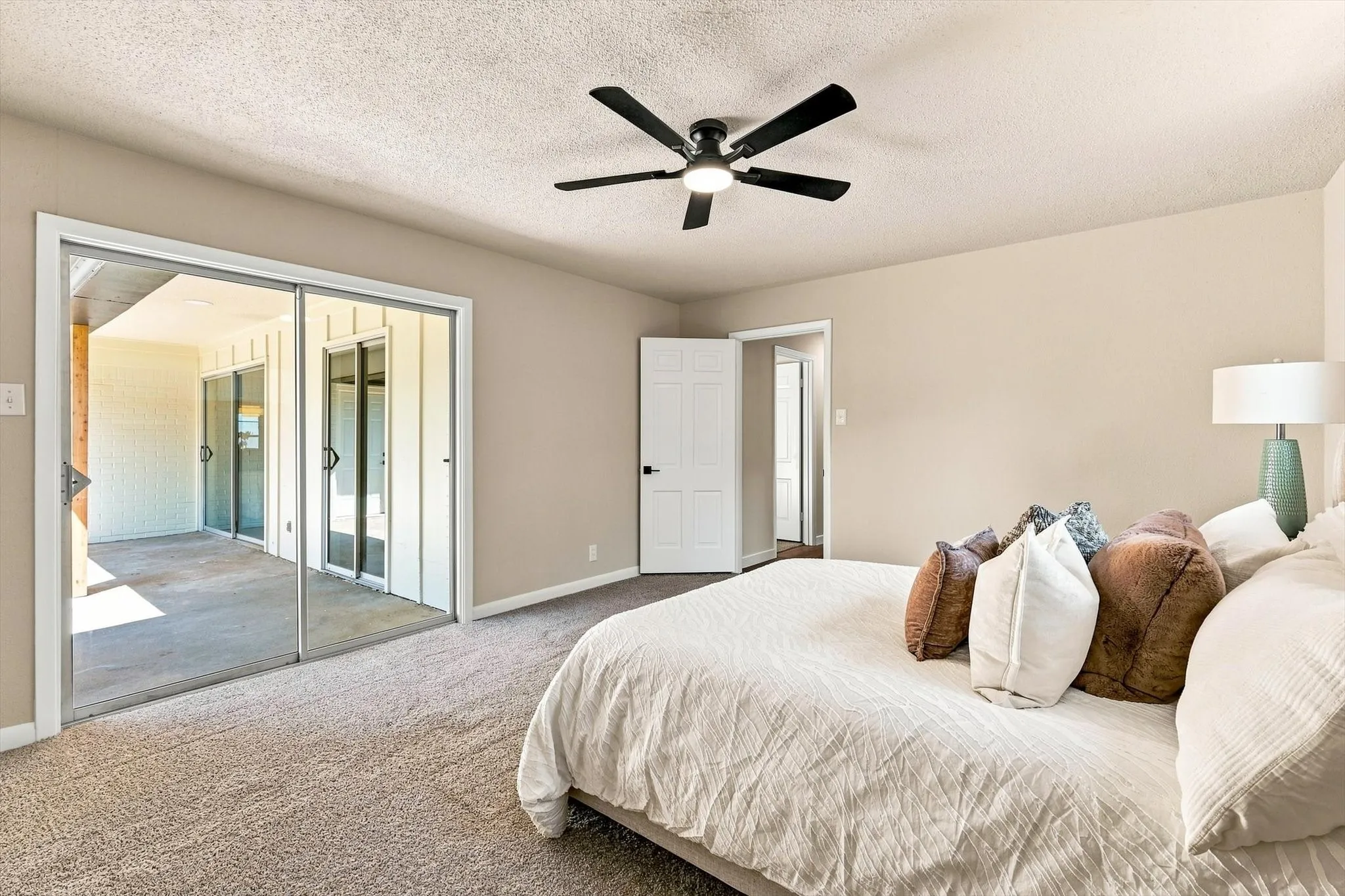 Single Family Residence For Sale in Tarrant County , 305 Brookview Drive, Hurst, Texas 76054, 4 Bedroom, 3 Bathroom, 2 Garage spaces, 2,437 Sqft, built in 1963, mls#21382020, Real Estate Agent in Hurst, Homes For Sale in Tarrant county, Homes For Sale in Hurst, Realtor in Hurst Texas, Real Estate Brokerage Independent Realty Texas, Luminita Cordes Realtor