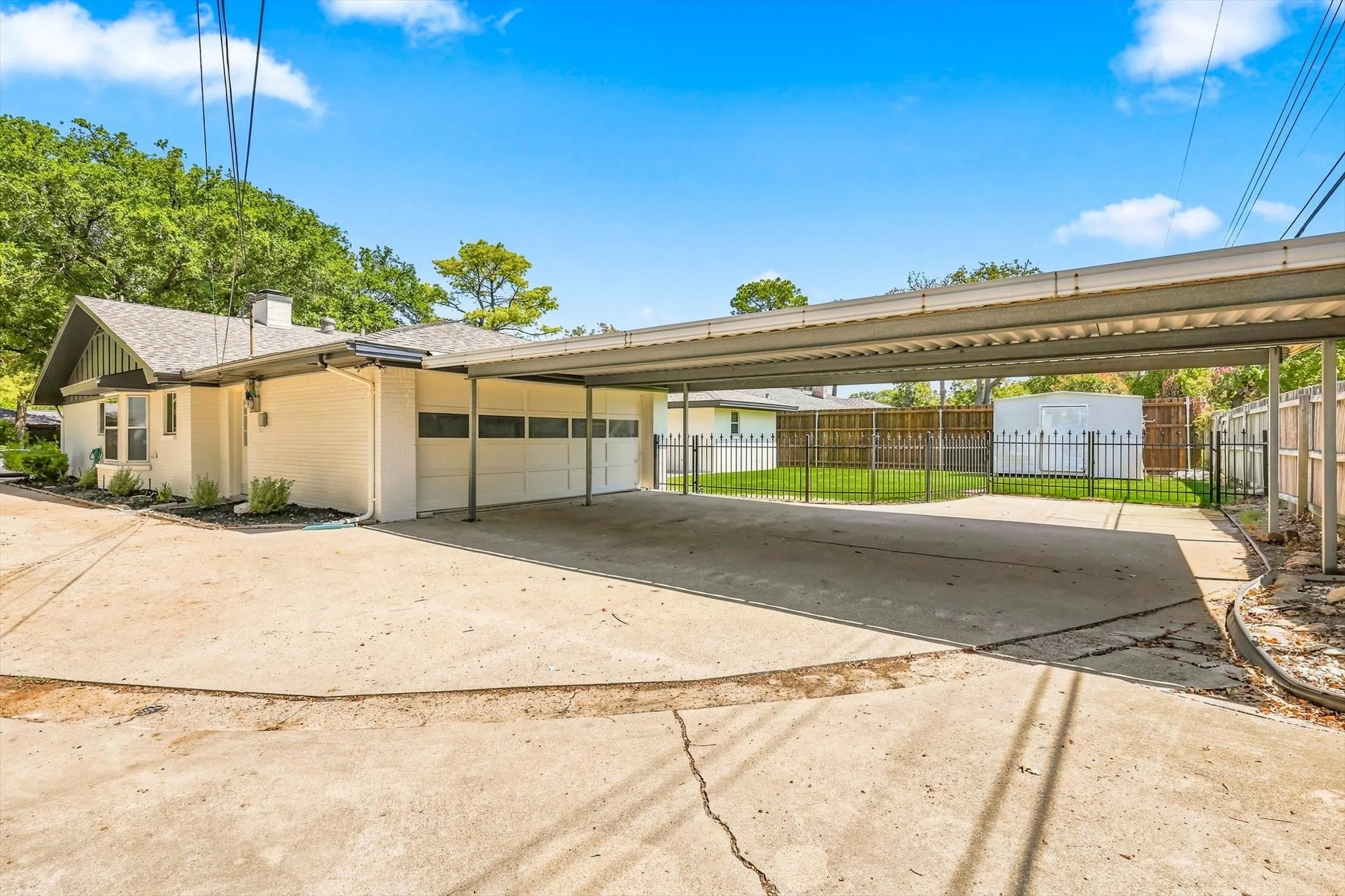 Single Family Residence For Sale in Tarrant County , 305 Brookview Drive, Hurst, Texas 76054, 4 Bedroom, 3 Bathroom, 2 Garage spaces, 2,437 Sqft, built in 1963, mls#21382020, Real Estate Agent in Hurst, Homes For Sale in Tarrant county, Homes For Sale in Hurst, Realtor in Hurst Texas, Real Estate Brokerage Independent Realty Texas, Luminita Cordes Realtor
