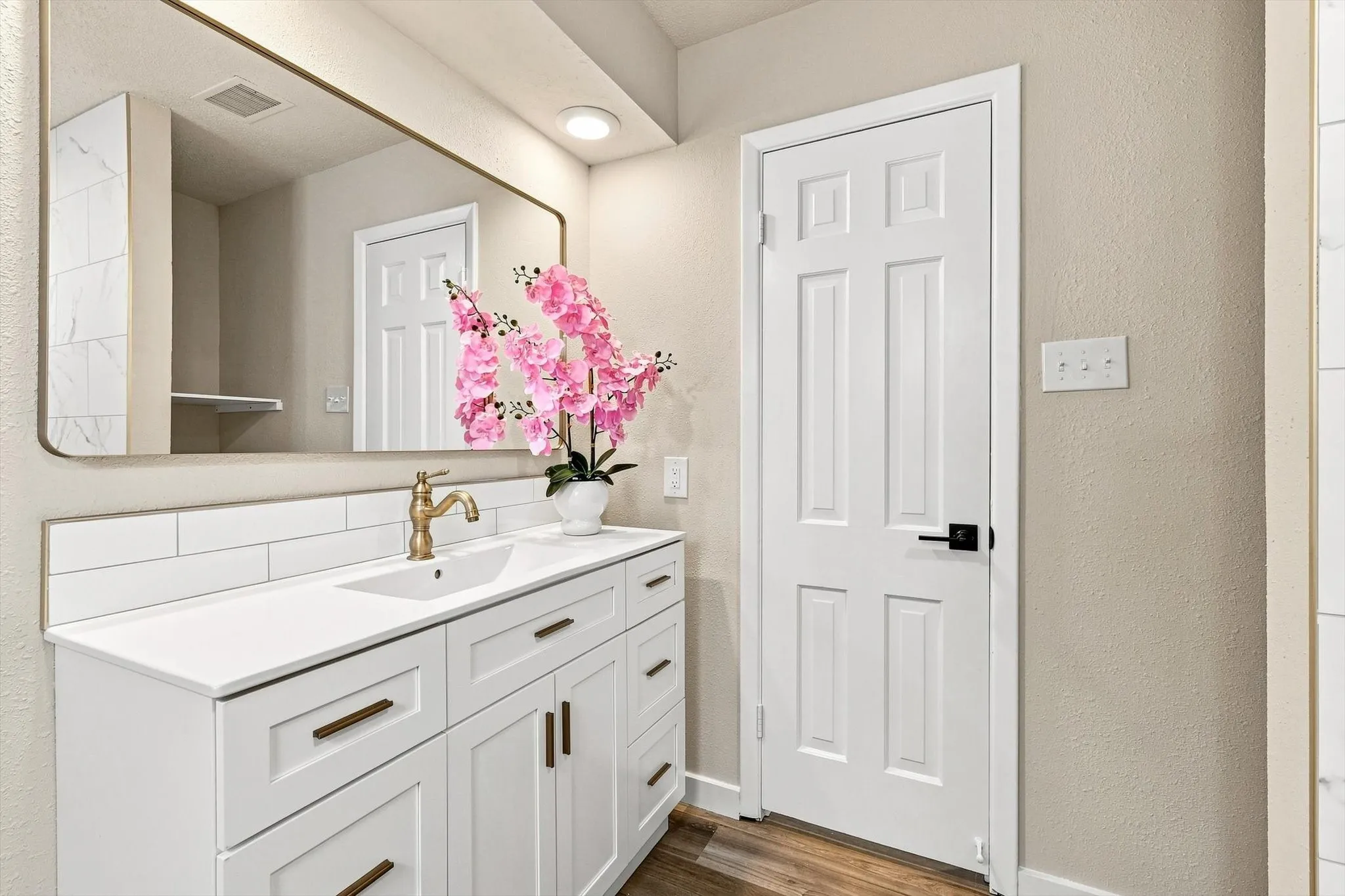 Single Family Residence For Sale in Tarrant County , 305 Brookview Drive, Hurst, Texas 76054, 4 Bedroom, 3 Bathroom, 2 Garage spaces, 2,437 Sqft, built in 1963, mls#21382020, Real Estate Agent in Hurst, Homes For Sale in Tarrant county, Homes For Sale in Hurst, Realtor in Hurst Texas, Real Estate Brokerage Independent Realty Texas, Luminita Cordes Realtor