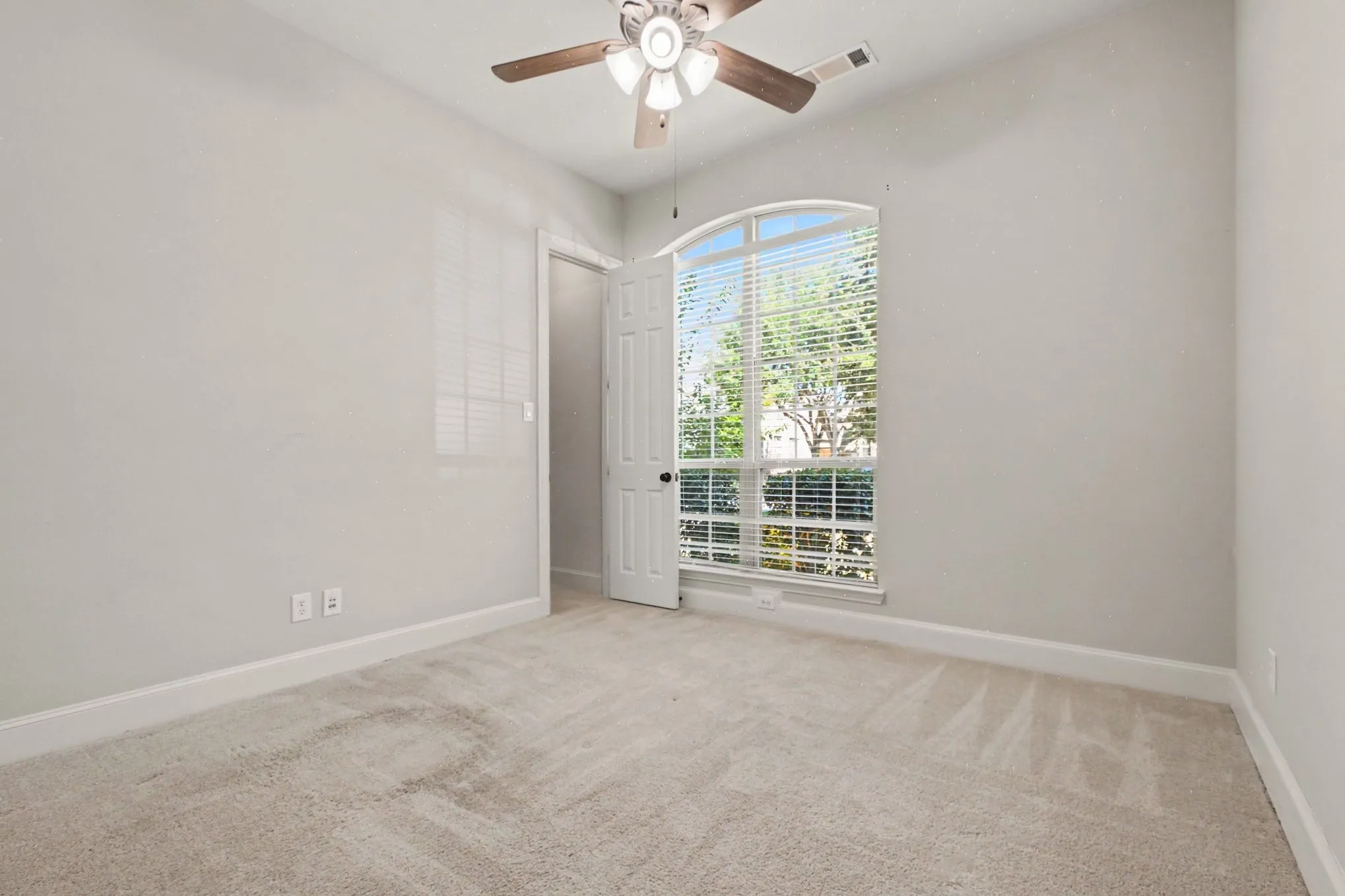 Single Family Residence For Sale in Collin County , 13459 Clifton Drive, Frisco, Texas 75035, 4 Bedroom, 3 Bathroom, 2 Garage spaces, 3,270 Sqft, built in 2009, mls#21382560, Real Estate Agent in Frisco, Homes For Sale in Collin county, Homes For Sale in Frisco, Realtor in Frisco Texas, Real Estate Brokerage Independent Realty Texas, Luminita Cordes Realtor