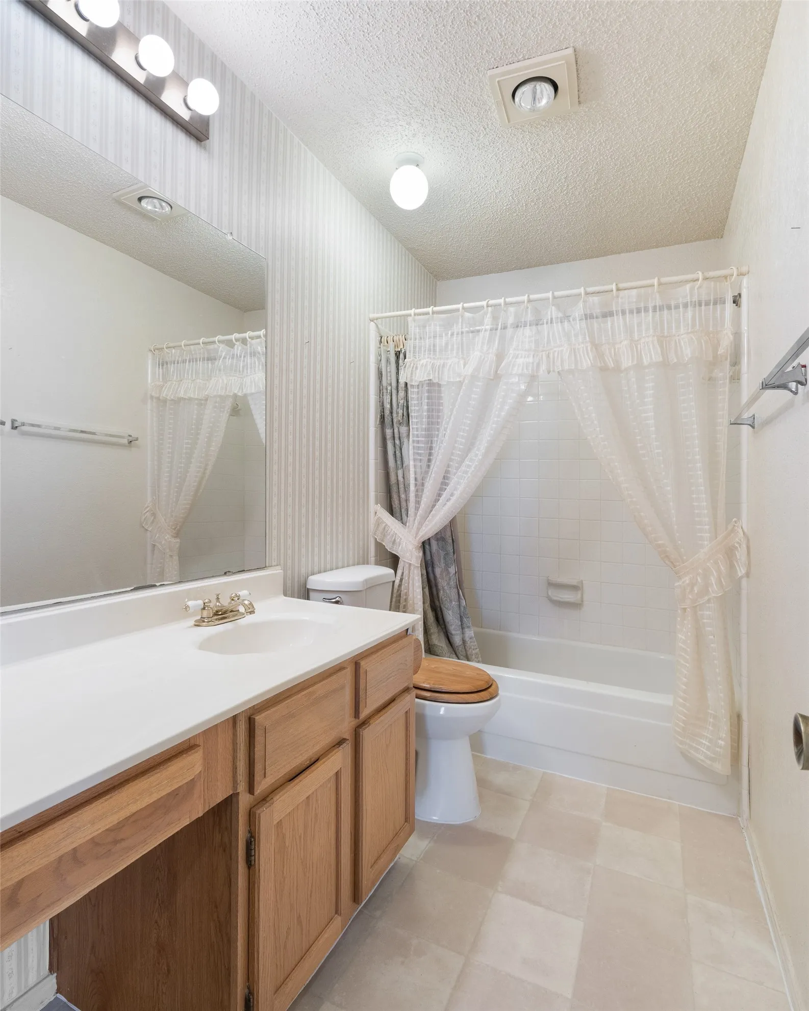 Guest bathroom.