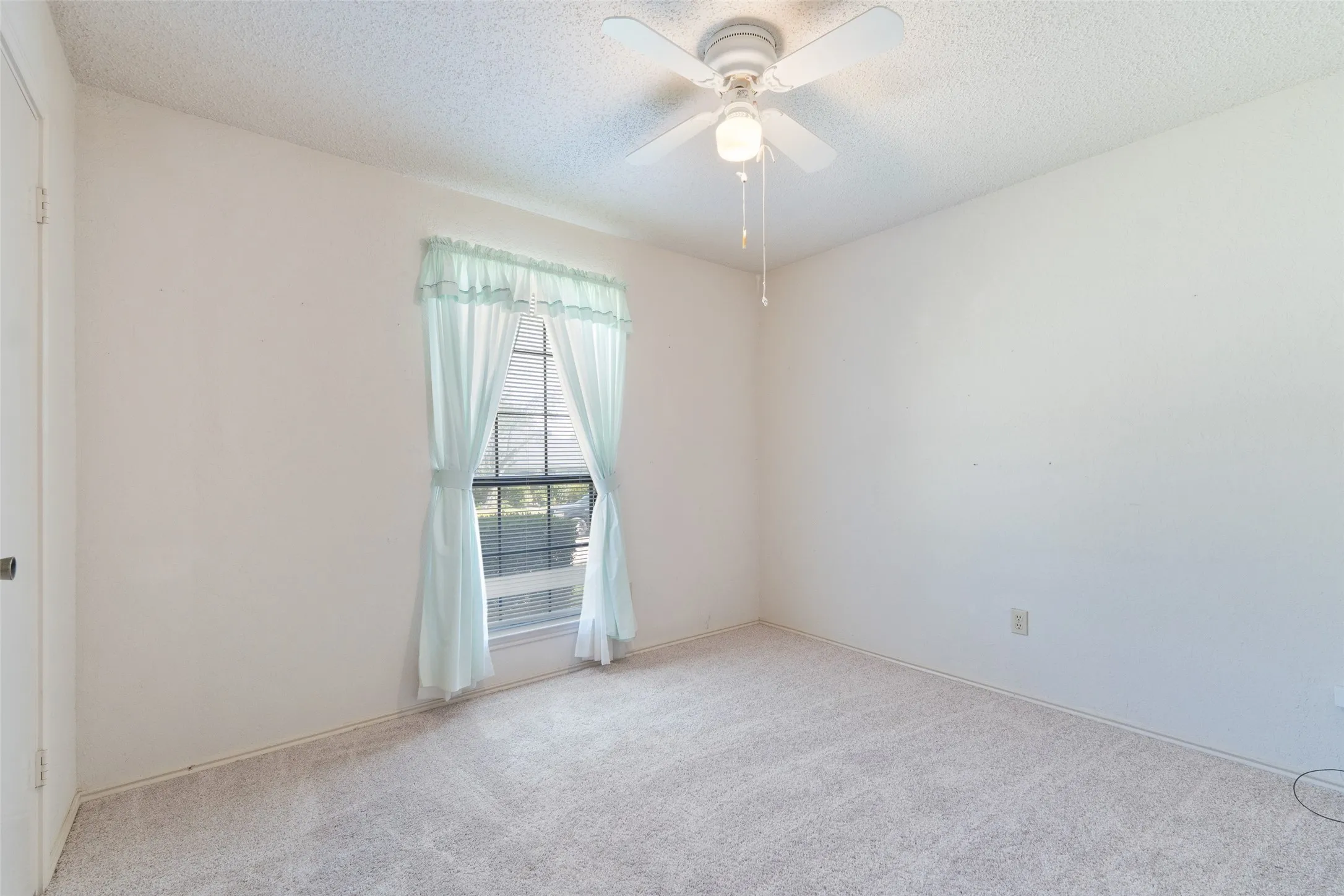 Single Family Residence For Sale in Dallas County , 1002 Courtney Drive, Mesquite, Texas 75150, 3 Bedroom, 2 Bathroom, 2 Garage spaces, 1,528 Sqft, built in 1984, mls#21380942, Real Estate Agent in Mesquite, Homes For Sale in Dallas county, Homes For Sale in Mesquite, Realtor in Mesquite Texas, Real Estate Brokerage Independent Realty Texas, Luminita Cordes Realtor