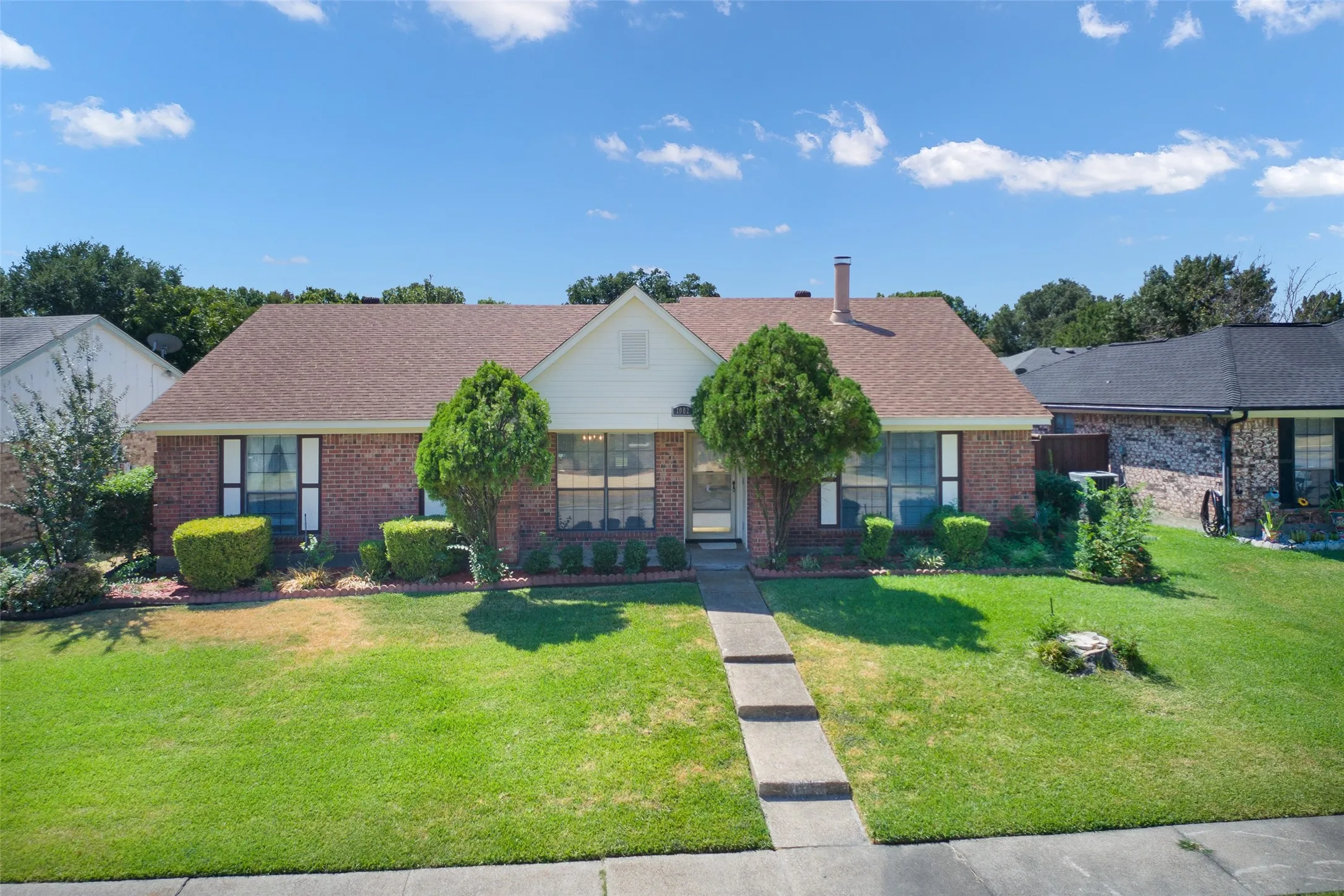 Single Family Residence For Sale in Dallas County , 1002 Courtney Drive, Mesquite, Texas 75150, 3 Bedroom, 2 Bathroom, 2 Garage spaces, 1,528 Sqft, built in 1984, mls#21380942, Real Estate Agent in Mesquite, Homes For Sale in Dallas county, Homes For Sale in Mesquite, Realtor in Mesquite Texas, Real Estate Brokerage Independent Realty Texas, Luminita Cordes Realtor