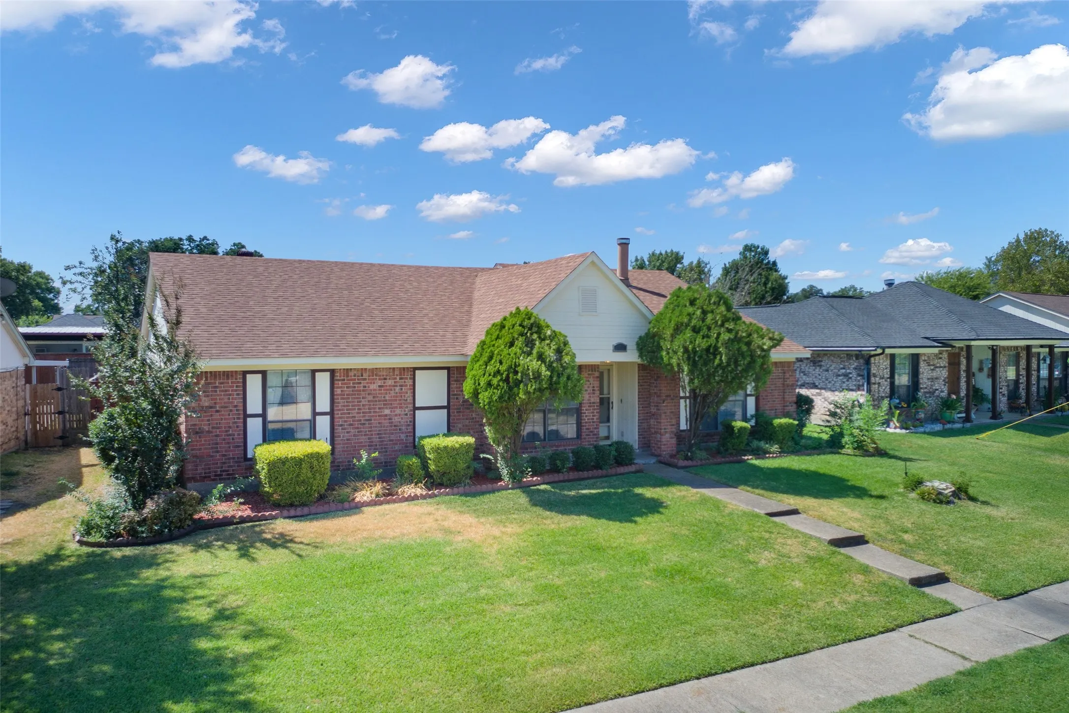 Single Family Residence For Sale in Dallas County , 1002 Courtney Drive, Mesquite, Texas 75150, 3 Bedroom, 2 Bathroom, 2 Garage spaces, 1,528 Sqft, built in 1984, mls#21380942, Real Estate Agent in Mesquite, Homes For Sale in Dallas county, Homes For Sale in Mesquite, Realtor in Mesquite Texas, Real Estate Brokerage Independent Realty Texas, Luminita Cordes Realtor