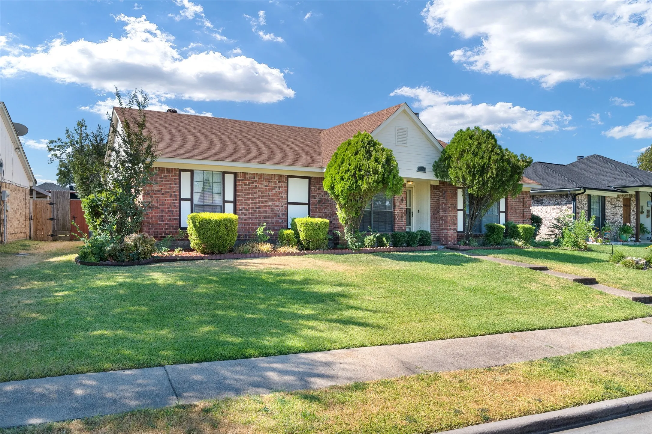 Single Family Residence For Sale in Dallas County , 1002 Courtney Drive, Mesquite, Texas 75150, 3 Bedroom, 2 Bathroom, 2 Garage spaces, 1,528 Sqft, built in 1984, mls#21380942, Real Estate Agent in Mesquite, Homes For Sale in Dallas county, Homes For Sale in Mesquite, Realtor in Mesquite Texas, Real Estate Brokerage Independent Realty Texas, Luminita Cordes Realtor