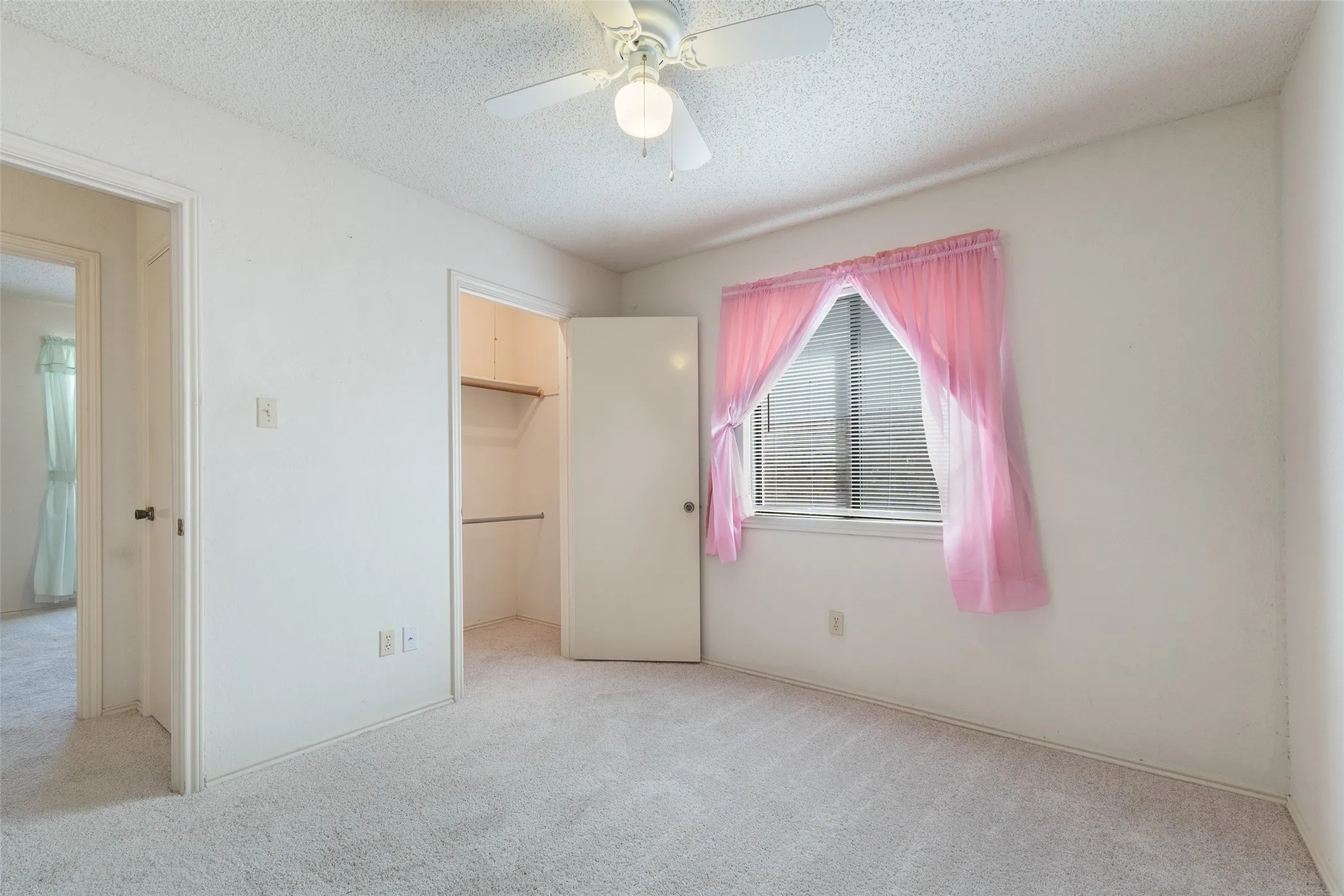 Single Family Residence For Sale in Dallas County , 1002 Courtney Drive, Mesquite, Texas 75150, 3 Bedroom, 2 Bathroom, 2 Garage spaces, 1,528 Sqft, built in 1984, mls#21380942, Real Estate Agent in Mesquite, Homes For Sale in Dallas county, Homes For Sale in Mesquite, Realtor in Mesquite Texas, Real Estate Brokerage Independent Realty Texas, Luminita Cordes Realtor