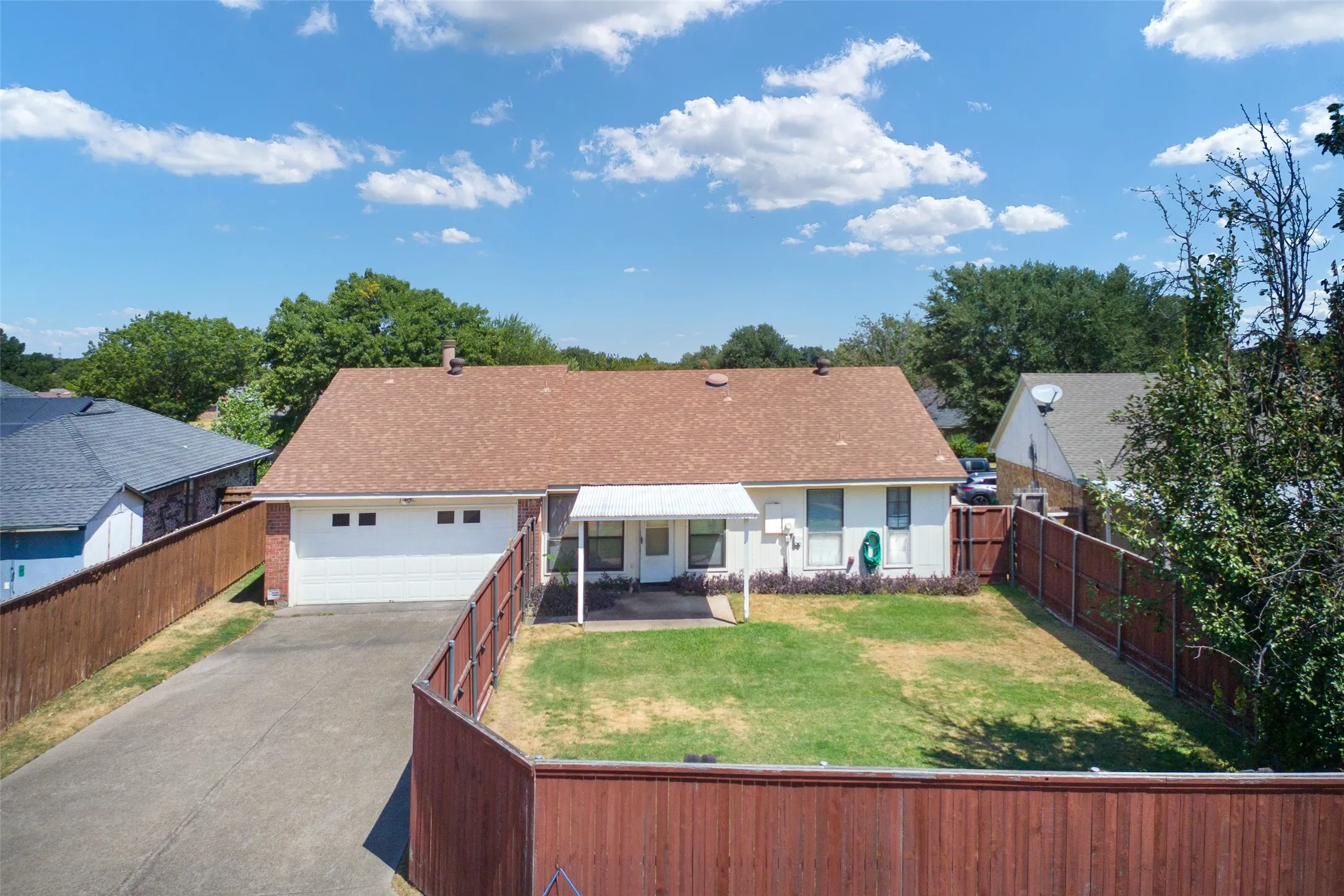 Single Family Residence For Sale in Dallas County , 1002 Courtney Drive, Mesquite, Texas 75150, 3 Bedroom, 2 Bathroom, 2 Garage spaces, 1,528 Sqft, built in 1984, mls#21380942, Real Estate Agent in Mesquite, Homes For Sale in Dallas county, Homes For Sale in Mesquite, Realtor in Mesquite Texas, Real Estate Brokerage Independent Realty Texas, Luminita Cordes Realtor