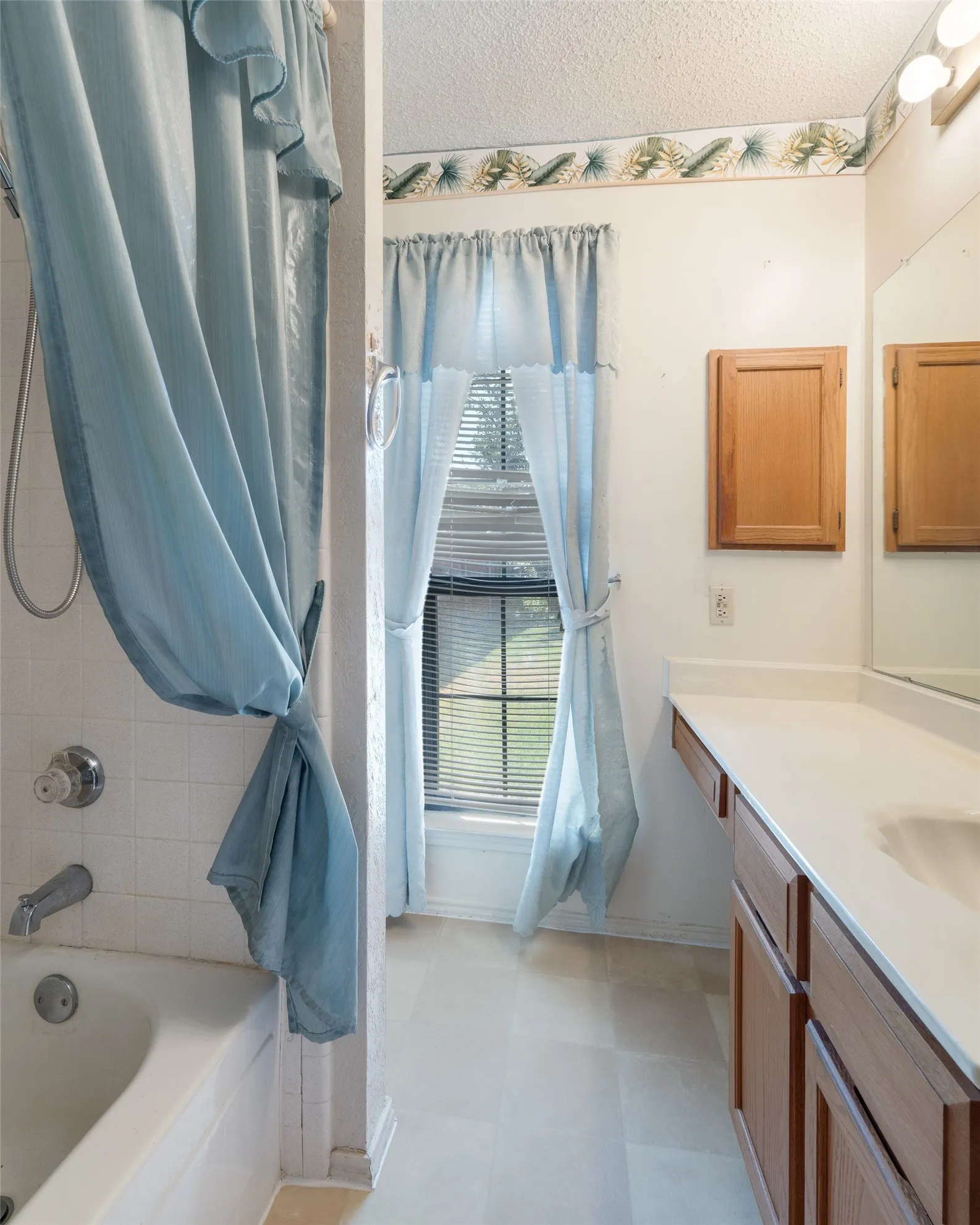 Single Family Residence For Sale in Dallas County , 1002 Courtney Drive, Mesquite, Texas 75150, 3 Bedroom, 2 Bathroom, 2 Garage spaces, 1,528 Sqft, built in 1984, mls#21380942, Real Estate Agent in Mesquite, Homes For Sale in Dallas county, Homes For Sale in Mesquite, Realtor in Mesquite Texas, Real Estate Brokerage Independent Realty Texas, Luminita Cordes Realtor