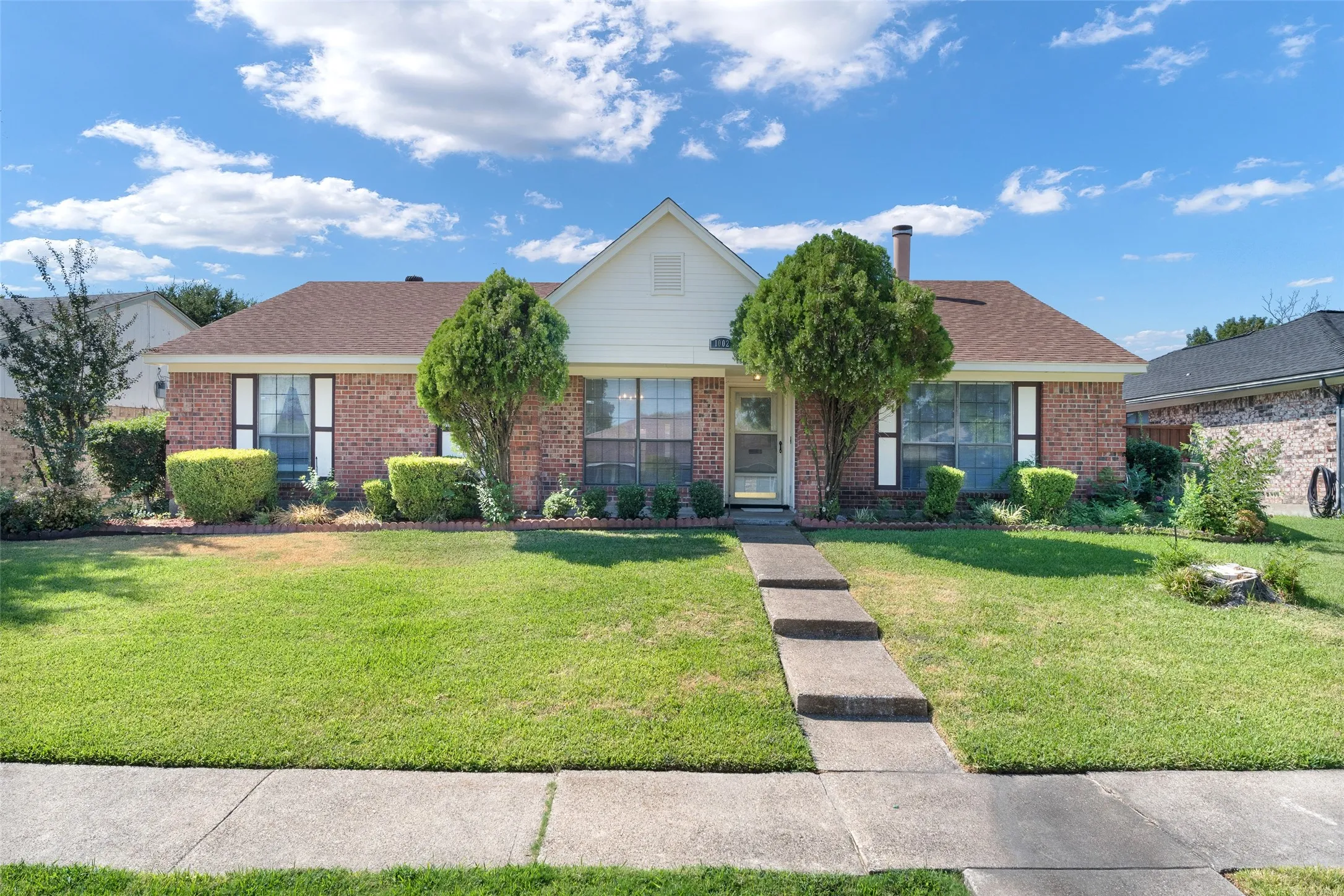 Single Family Residence For Sale in Dallas County , 1002 Courtney Drive, Mesquite, Texas 75150, 3 Bedroom, 2 Bathroom, 2 Garage spaces, 1,528 Sqft, built in 1984, mls#21380942, Real Estate Agent in Mesquite, Homes For Sale in Dallas county, Homes For Sale in Mesquite, Realtor in Mesquite Texas, Real Estate Brokerage Independent Realty Texas, Luminita Cordes Realtor