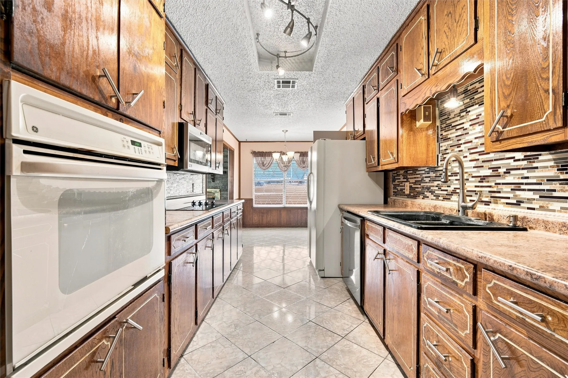 Single Family Residence For Sale in Bosque County , 101 W Avenue G, Valley Mills, Texas 76689, 4 Bedroom, 2 Bathroom, Garage spaces, 2,394 Sqft, built in 1978, mls#21381949, Real Estate Agent in Valley Mills, Homes For Sale in Bosque county, Homes For Sale in Valley Mills, Realtor in Valley Mills Texas, Real Estate Brokerage Independent Realty Texas, Luminita Cordes Realtor