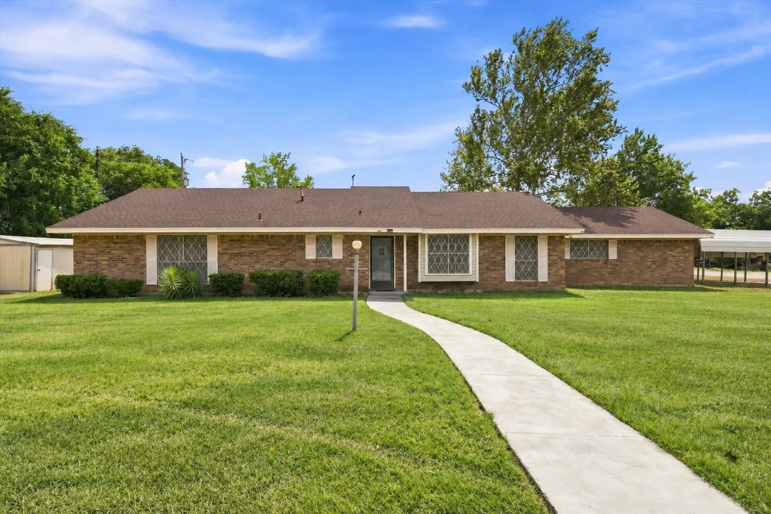 Single Family Residence For Sale in Bosque County , 101 W Avenue G, Valley Mills, Texas 76689, 4 Bedroom, 2 Bathroom, Garage spaces, 2,394 Sqft, built in 1978, mls#21381949, Real Estate Agent in Valley Mills, Homes For Sale in Bosque county, Homes For Sale in Valley Mills, Realtor in Valley Mills Texas, Real Estate Brokerage Independent Realty Texas, Luminita Cordes Realtor