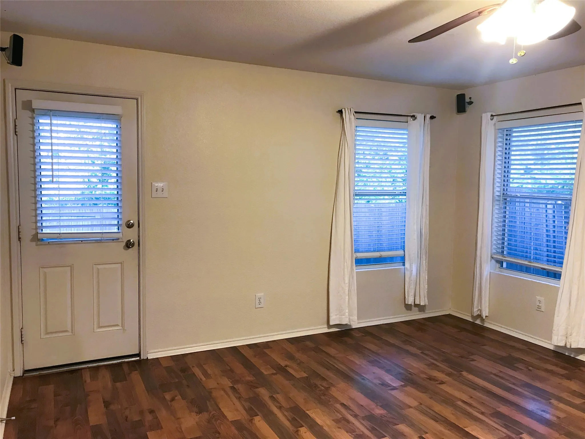 Single Family Residence For Rent in Tarrant County , 4513 Waterford Drive, Fort Worth, Texas 76179, 3 Bedroom, 2 Bathroom, 2 Garage spaces, 1,428 Sqft, built in 2006, mls#21383142, Real Estate Agent in Fort Worth, Homes For Rent in Tarrant county, Homes For Rent in Fort Worth, Realtor in Fort Worth Texas, Real Estate Brokerage Independent Realty Texas, Luminita Cordes Realtor