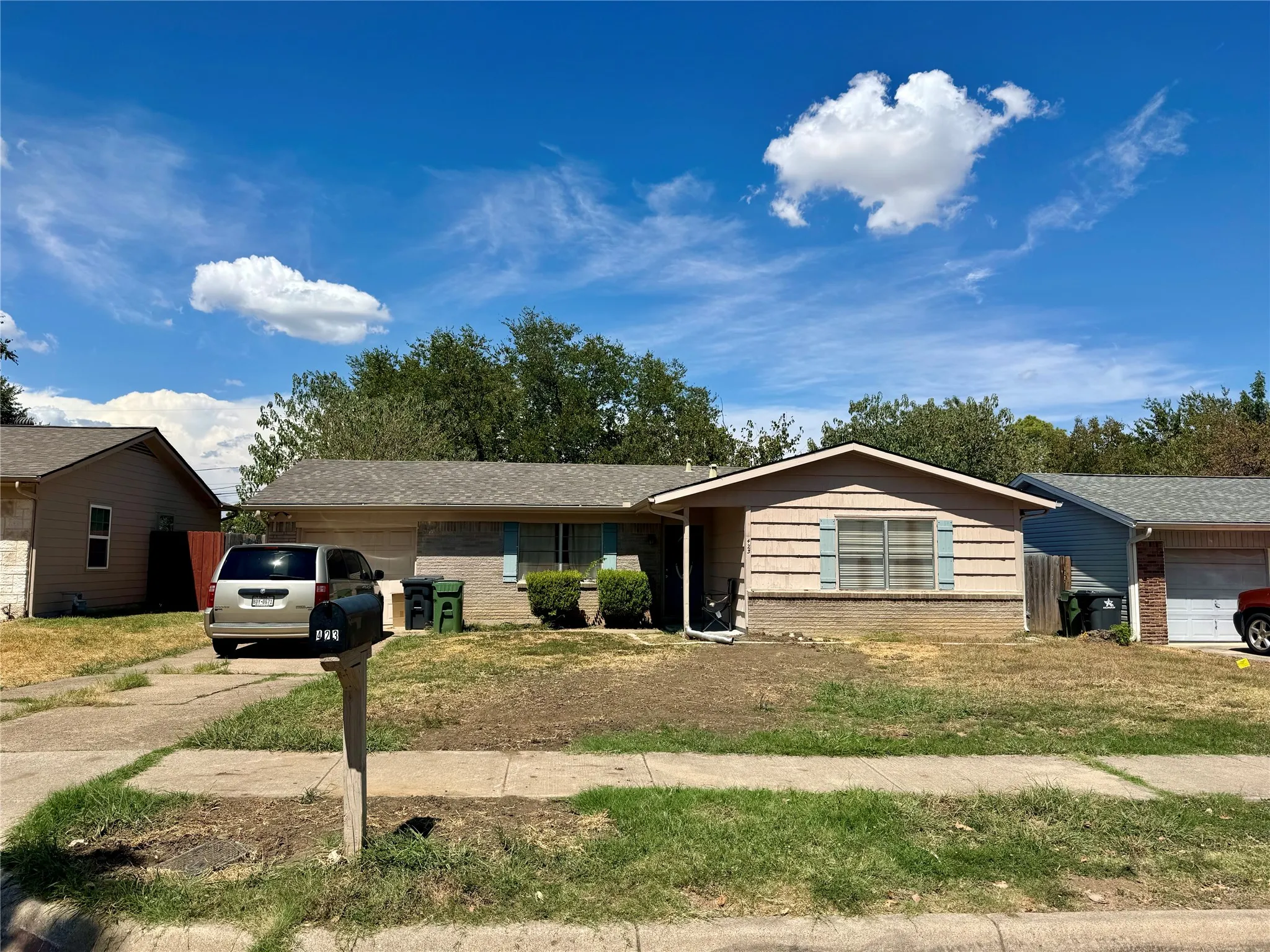 Single Family Residence For Sale in Tarrant County , 423 E Lavender Lane, Arlington, Texas 76010, 3 Bedroom, 2 Bathroom, 1 Garage spaces, 1,104 Sqft, built in 1959, mls#21376093, Real Estate Agent in Arlington, Homes For Sale in Tarrant county, Homes For Sale in Arlington, Realtor in Arlington Texas, Real Estate Brokerage Independent Realty Texas, Luminita Cordes Realtor