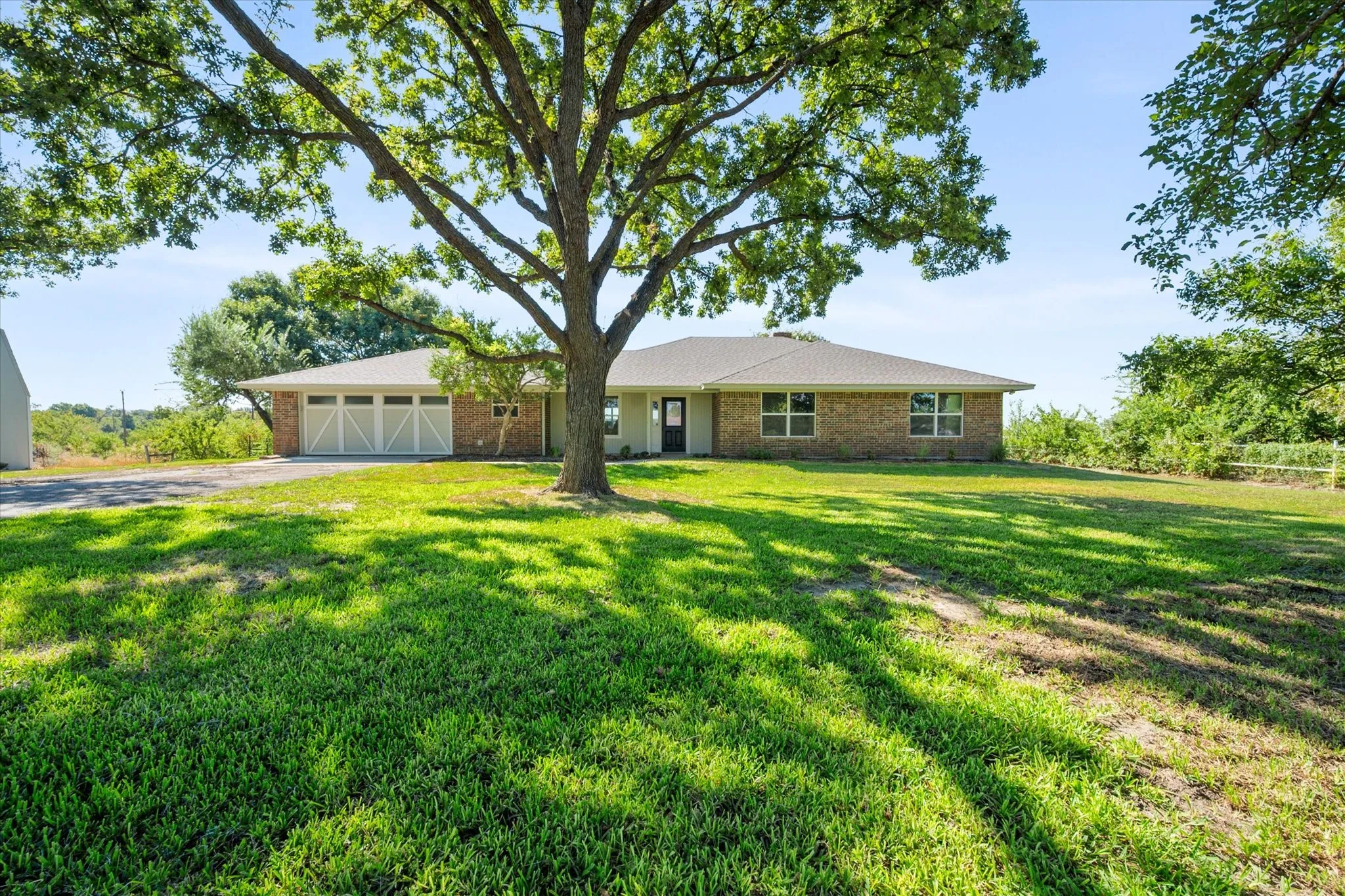 Single Family Residence For Sale in Parker County , 6809 Norris Circle, Weatherford, Texas 76087, 3 Bedroom, 2 Bathroom, 2 Garage spaces, 2,011 Sqft, built in 1982, mls#21379356, Real Estate Agent in Weatherford, Homes For Sale in Parker county, Homes For Sale in Weatherford, Realtor in Weatherford Texas, Real Estate Brokerage Independent Realty Texas, Luminita Cordes Realtor