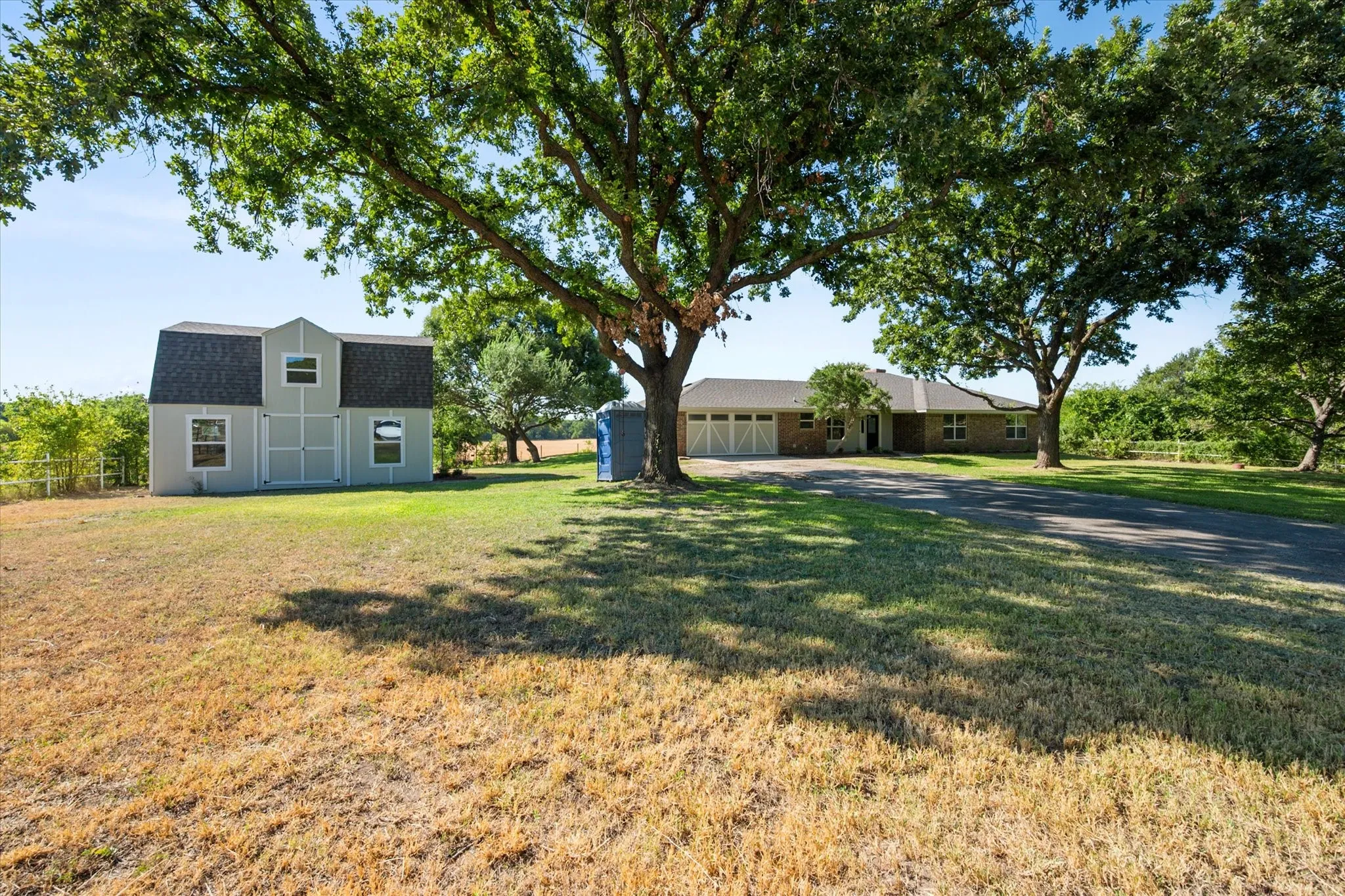 Single Family Residence For Sale in Parker County , 6809 Norris Circle, Weatherford, Texas 76087, 3 Bedroom, 2 Bathroom, 2 Garage spaces, 2,011 Sqft, built in 1982, mls#21379356, Real Estate Agent in Weatherford, Homes For Sale in Parker county, Homes For Sale in Weatherford, Realtor in Weatherford Texas, Real Estate Brokerage Independent Realty Texas, Luminita Cordes Realtor